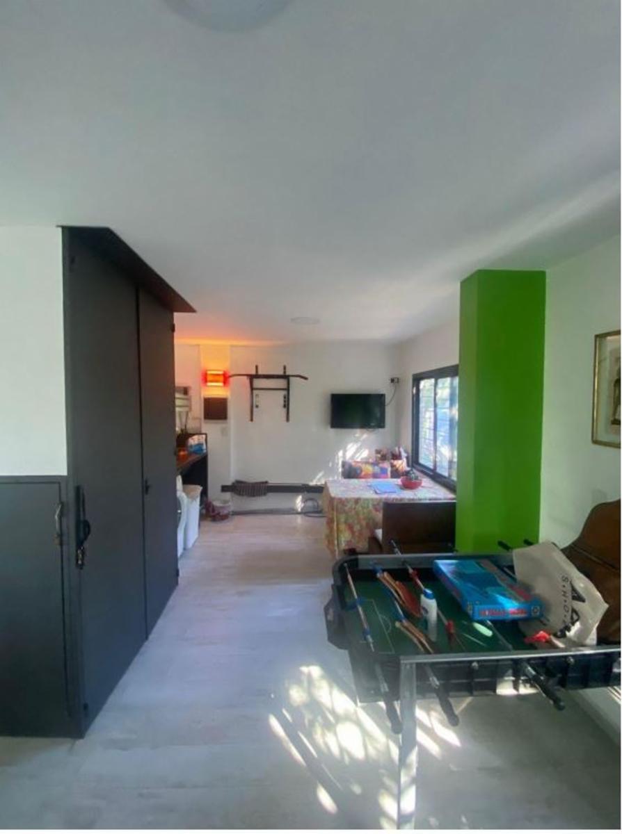 Excelente propiedad 4 Ambientes. Sobre lote de 10X30. Cochera, Amplio Play Room de 80 mts2, Fondo libre. — foto 15