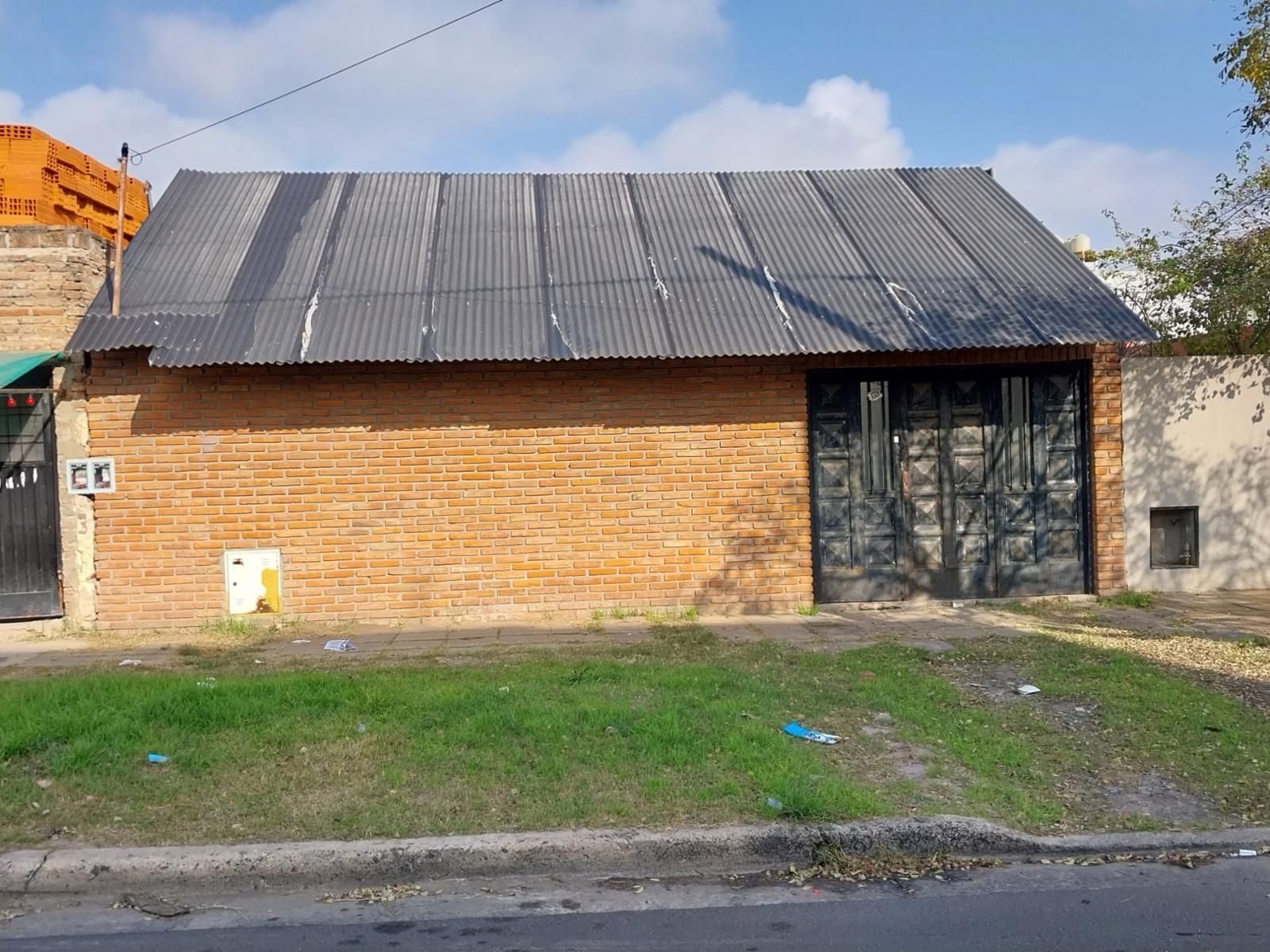 VILLA LUZURIAGA Casa 4 ambientes sobre excelente Lote con Pileta. Ideal Vivienda o Casa de Eventos