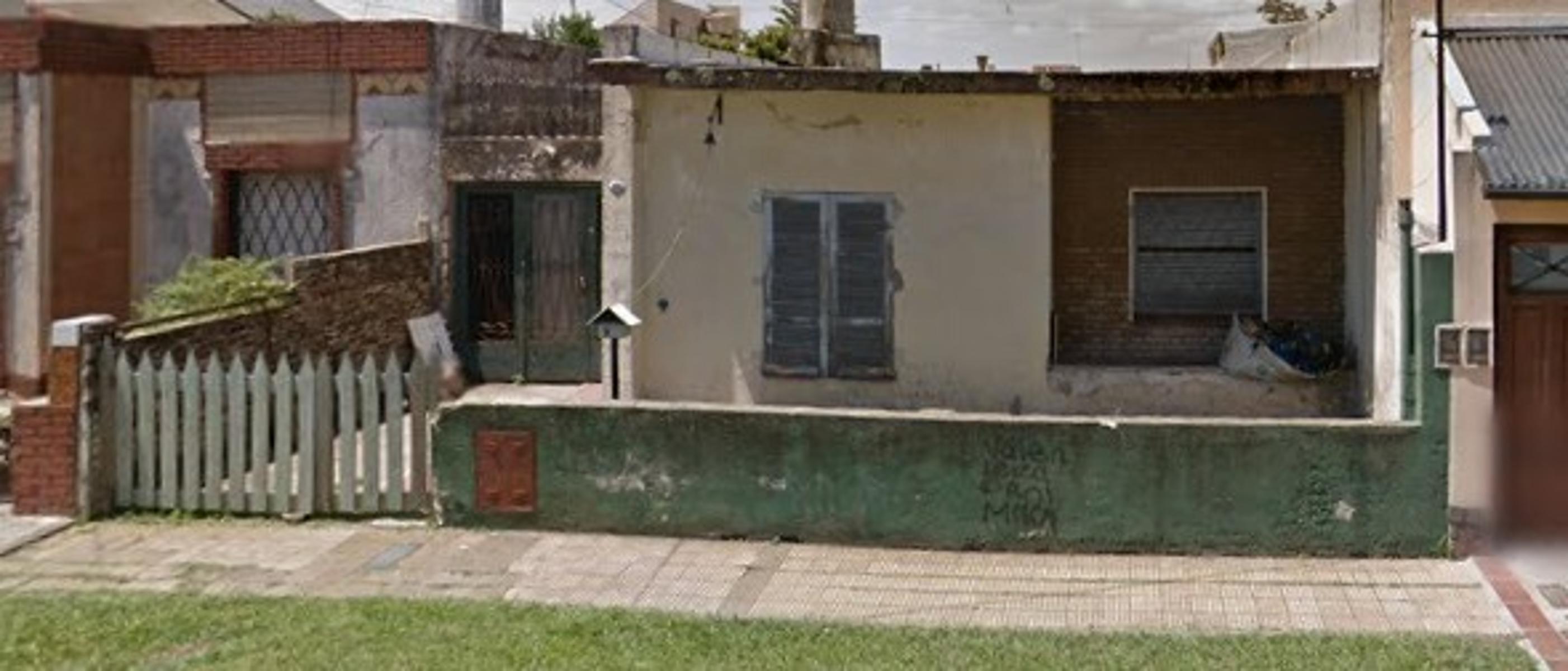 Casa 3 Ambientes - A reciclar o demoler - Buena ubicación Se acepta auto o camioneta en parte de pago