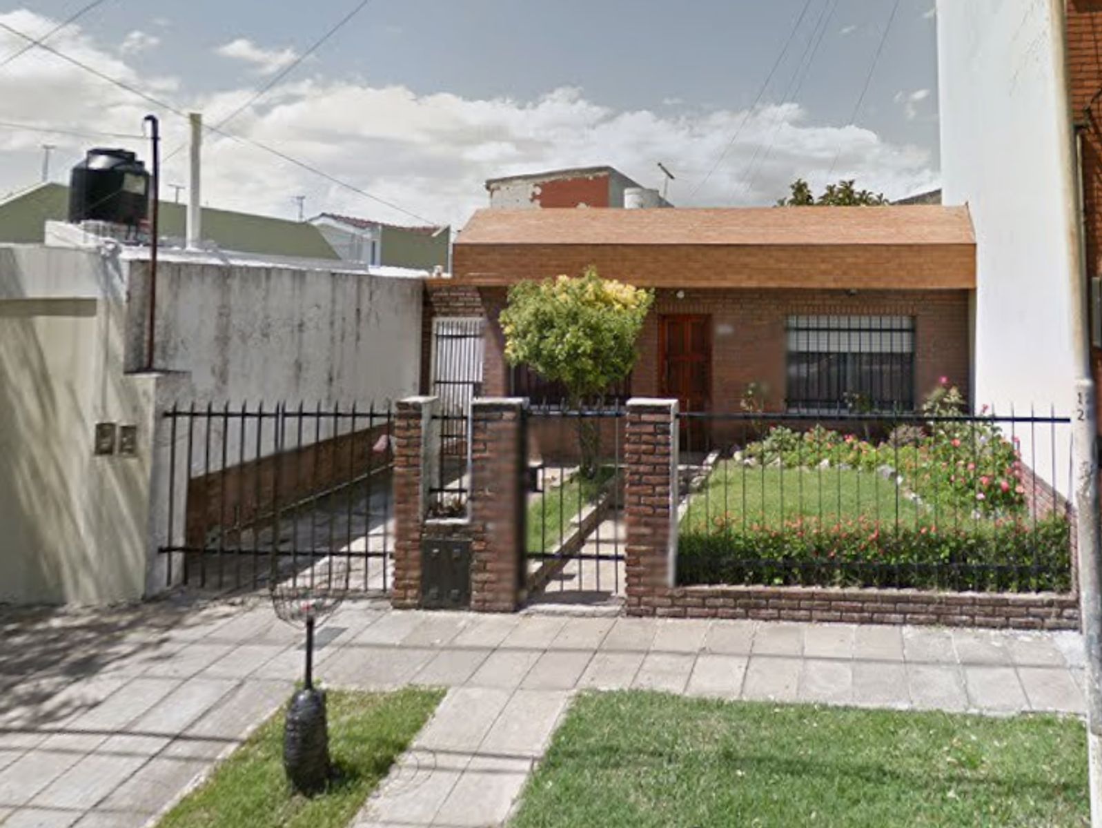 VILLA LUZURIAGA. Casa 3 Ambientes. Cochera y Jardín al frente. Fondo libre. Buena ubicación. - 1