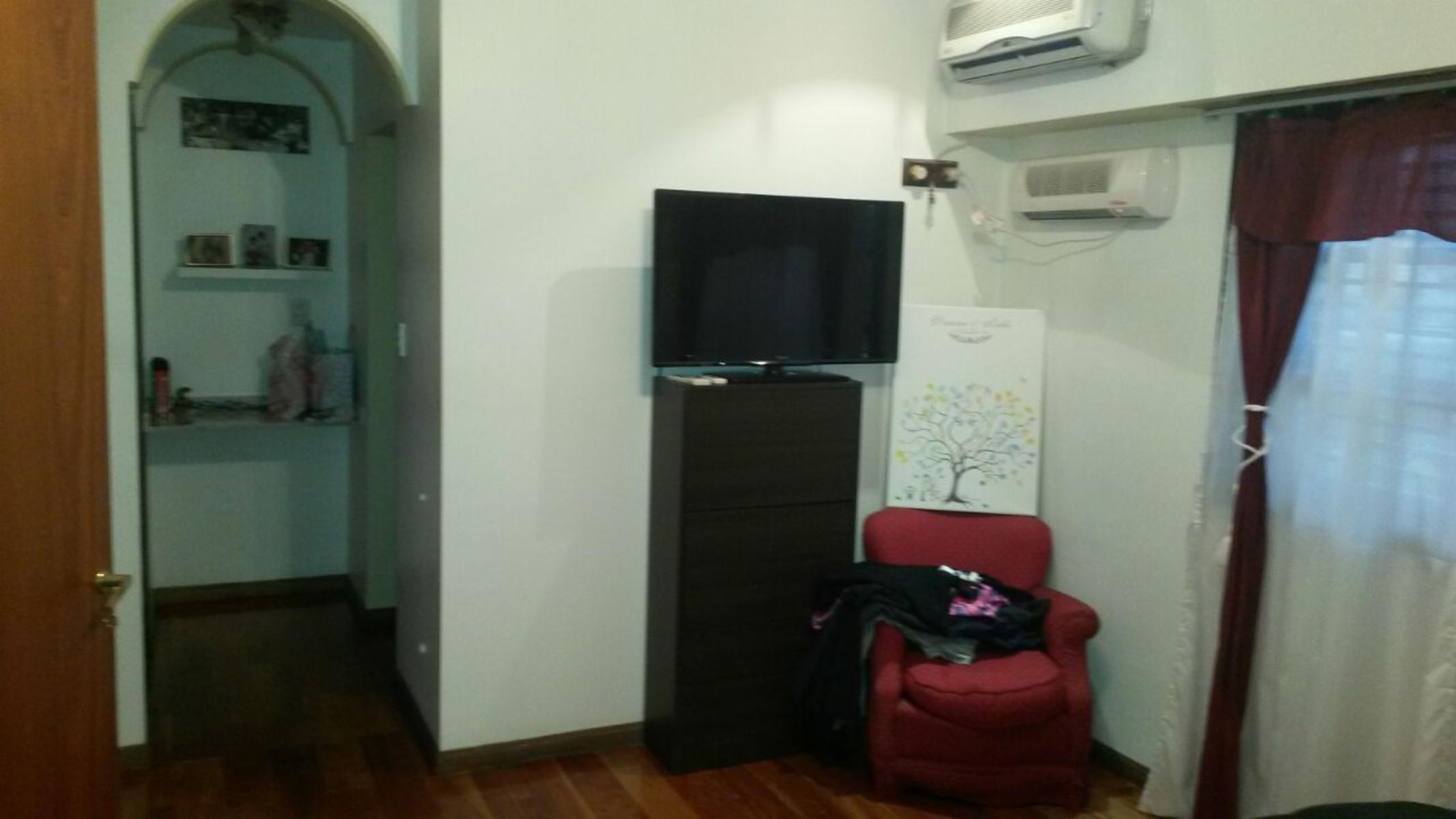 Casa 5 ambientes con 2 cocheras - Pampa 2200 San Justo — foto 2
