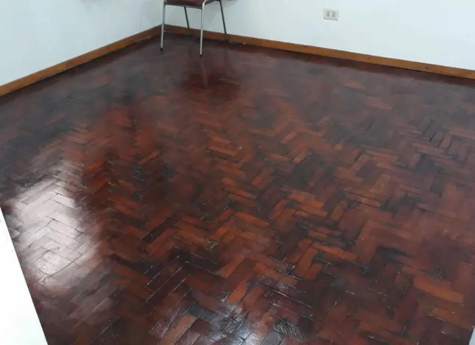 Casa 4 ambientes con garage y fondo - Bolivar 3000 Lomas del Mirador — foto 2