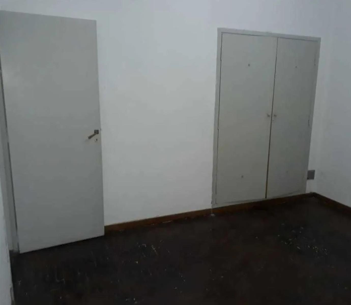 Casa 4 ambientes con garage y fondo - Bolivar 3000 Lomas del Mirador — foto 4