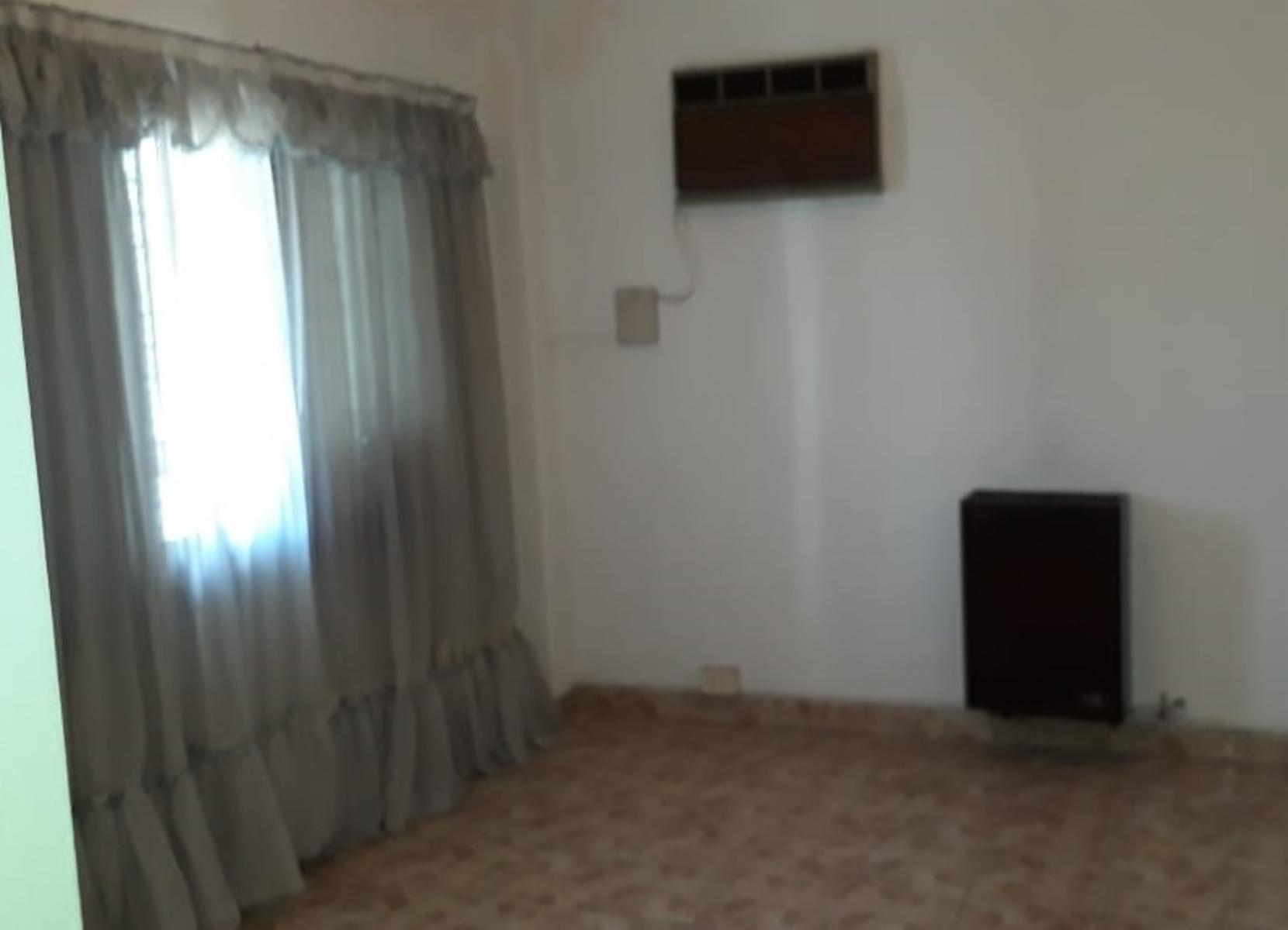 Casa 4 ambientes con garage y fondo - Bolivar 3000 Lomas del Mirador — foto 11
