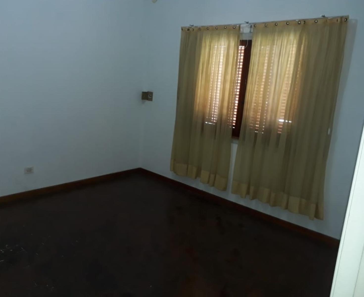 Casa 4 ambientes con garage y fondo - Bolivar 3000 Lomas del Mirador — foto 14