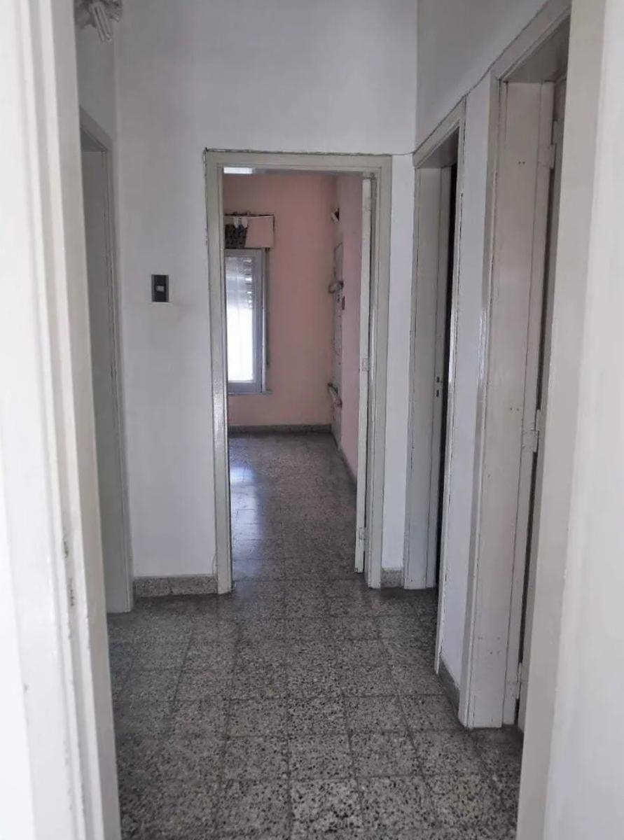 Casa 3 ambientes con fondo - Carabobo 3800 Villa Luzuriaga — foto 2