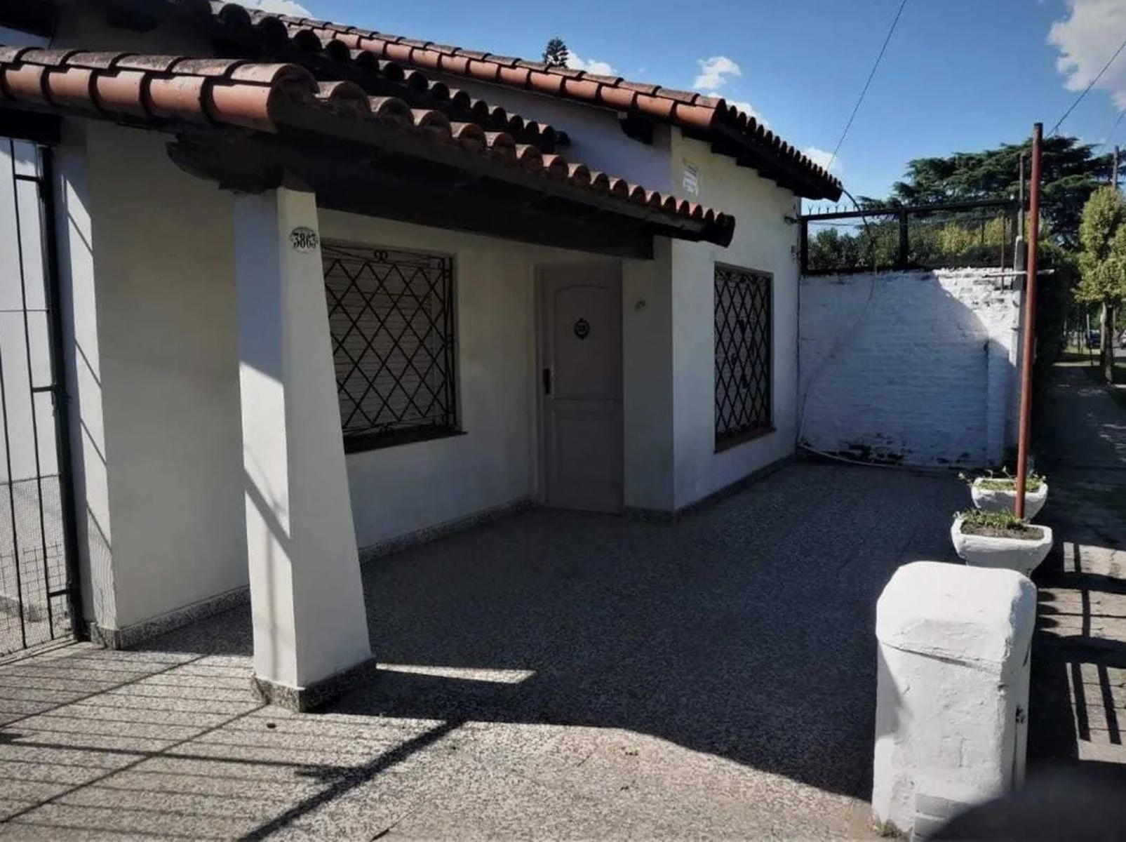Casa 3 ambientes con fondo - Carabobo 3800 Villa Luzuriaga — foto 8
