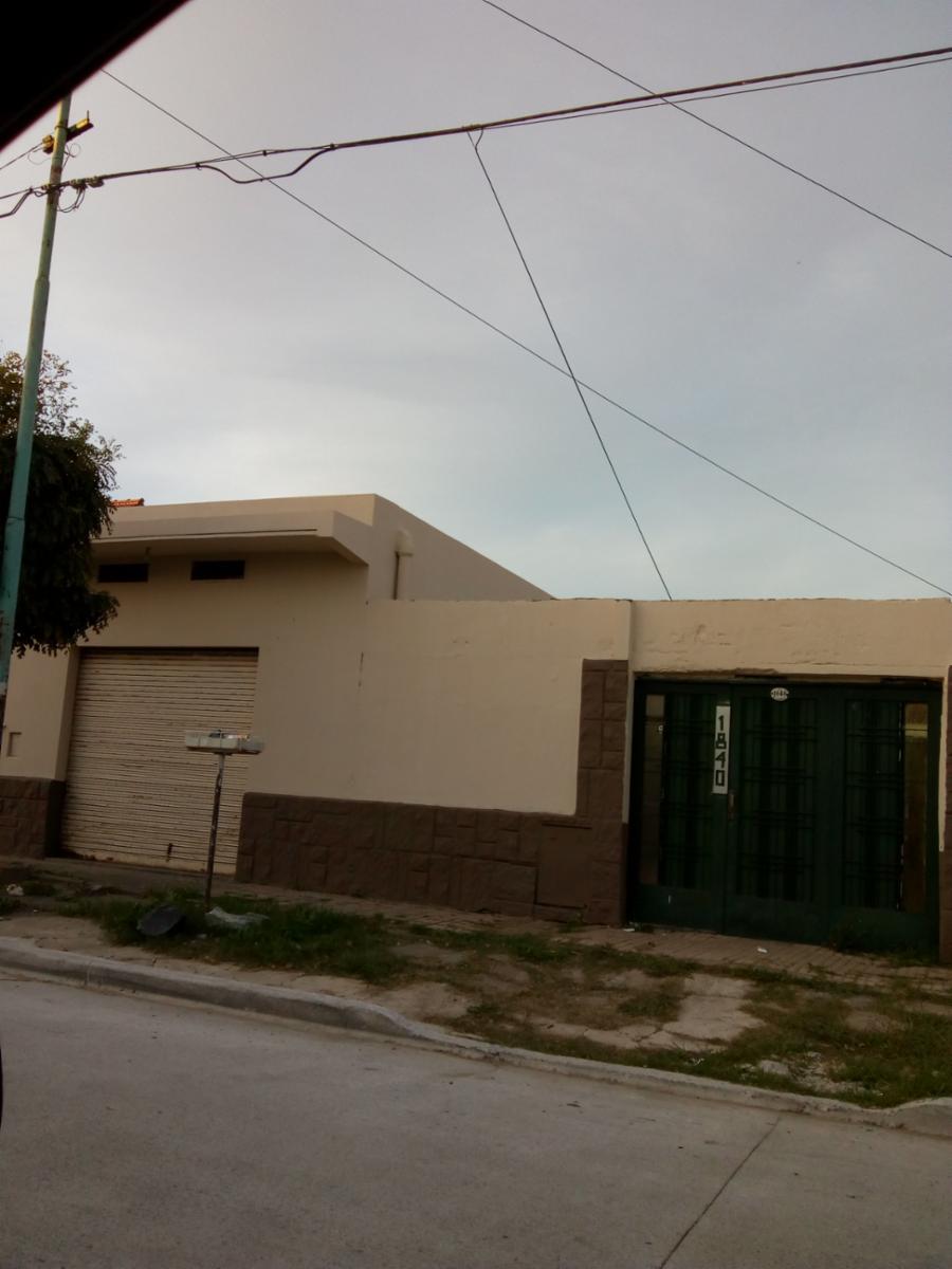 CASA CON LOCAL EN LOTE PROPIO DE 3 AMBIENTES.