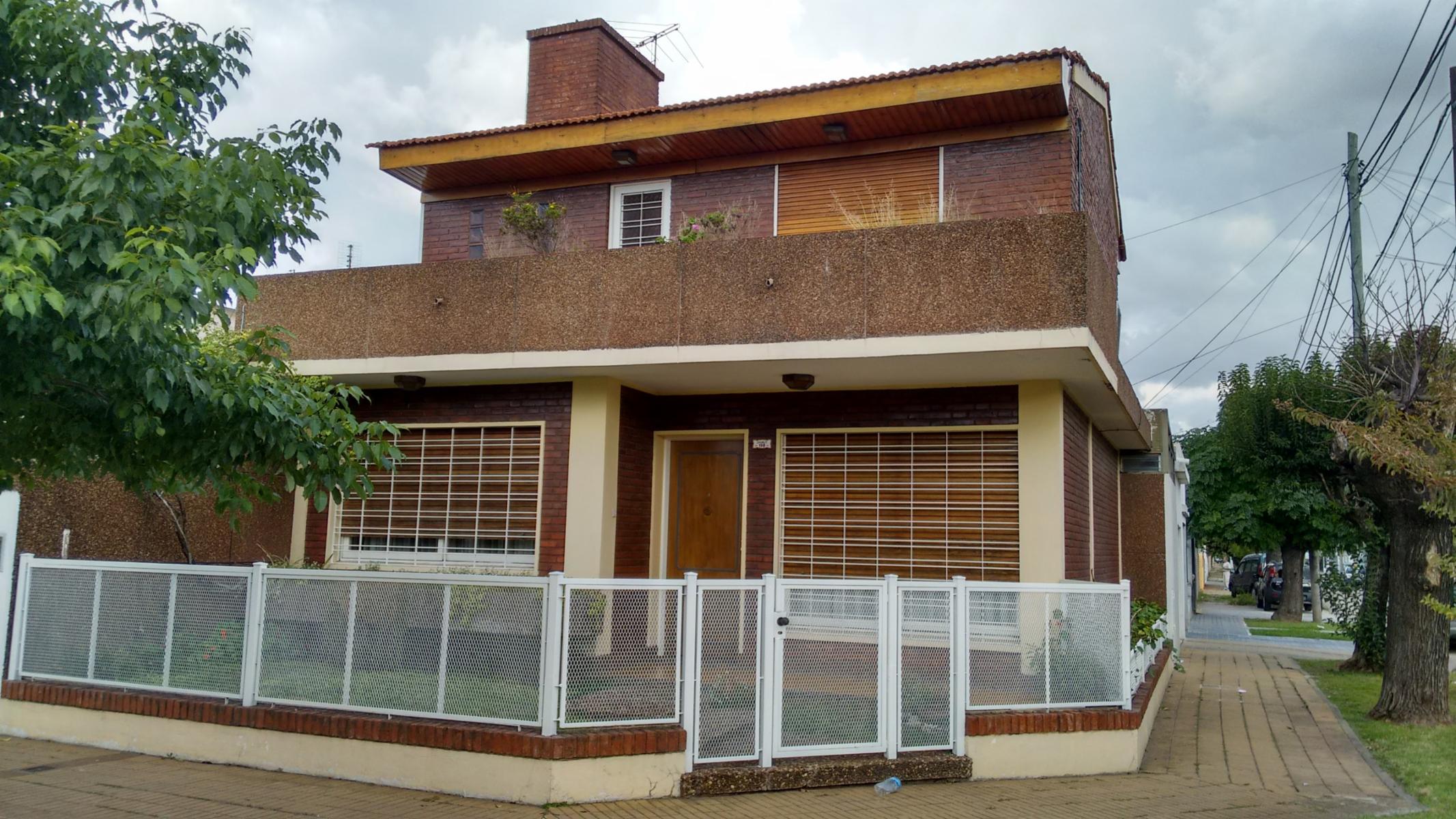 CASA DE 4 AMBIENTES EN LOTE PROPIO. ¡¡¡ EXCELENTE ESTADO