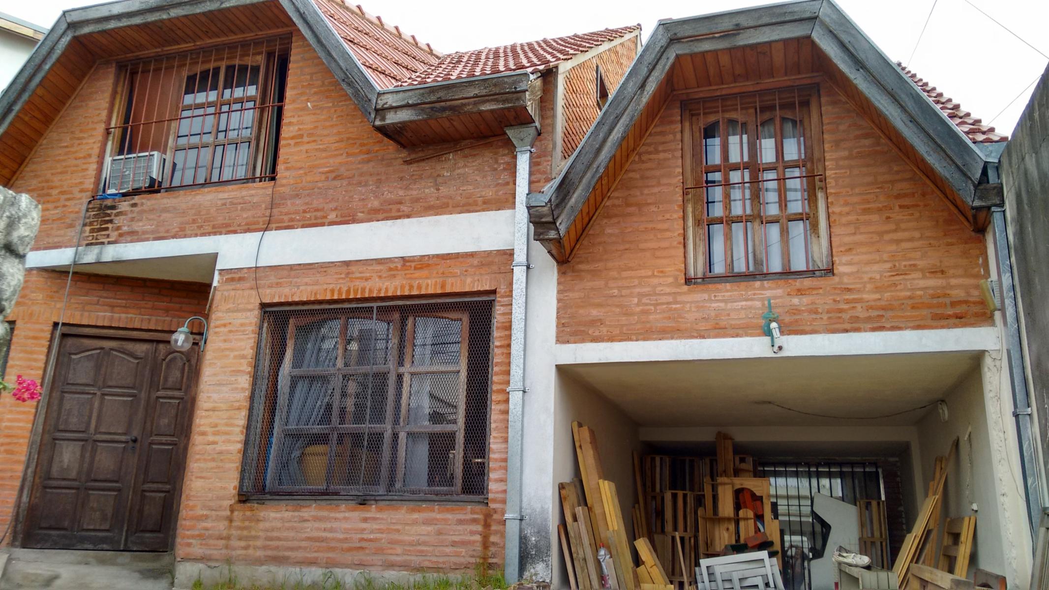 CASA EN LOTE PROPIO DE 5 AMBIENTES. SUP. 230 mts2. APROX. ¡¡¡ESTADO MUY BUENO