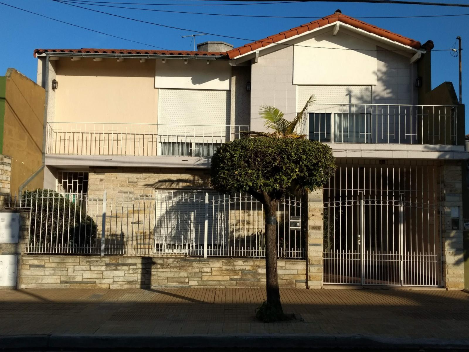 CASA EN LOTE PROPIO AL FRENTE — foto 2
