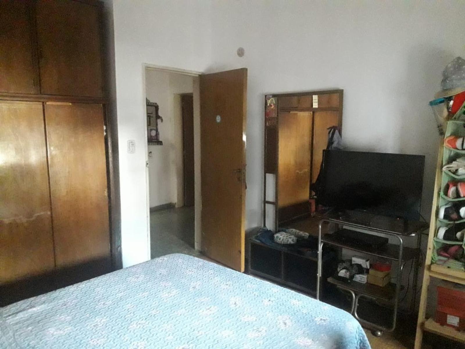 CHALET 4 AMBIENTES CON DEPARTAMENTO AL FONDO con cochera muy bien conservado — foto 9