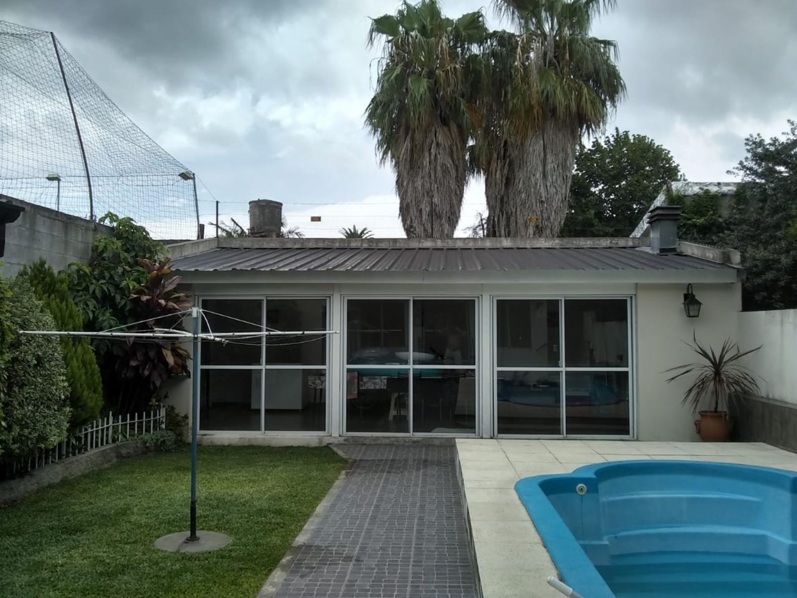 EXCELENTE PROPIEDAD 6 AMBIENTES CON FONDO, QUINCHO Y PILETA CERCA ESTACION ELPALOMAR — foto 4