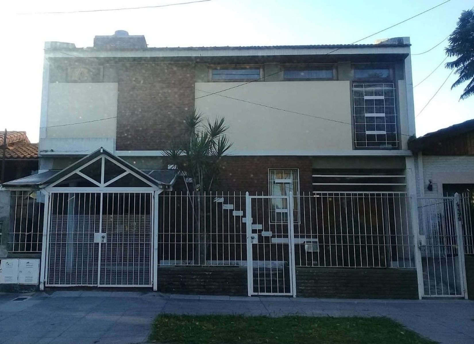Importante PH en Chalet de 2 plantas al fte.c/ cochera. A/CREDITO