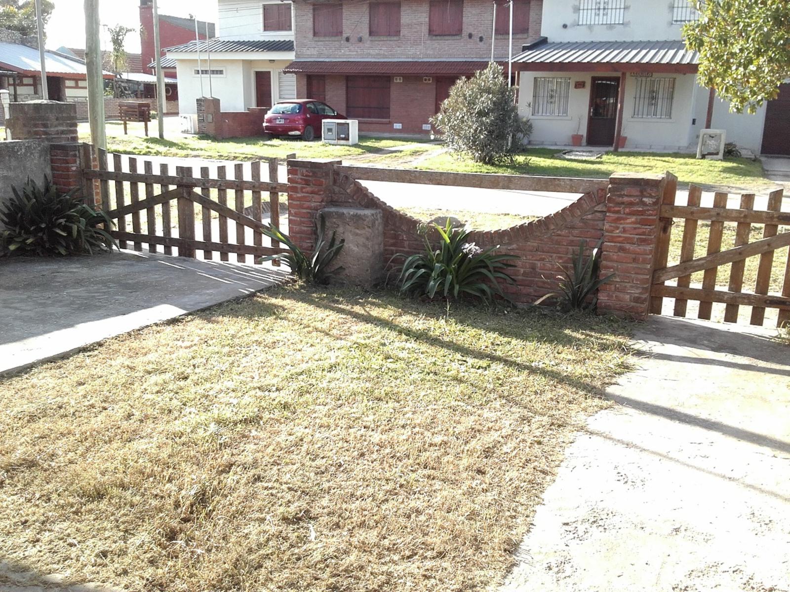 CHALET DE 6 AMBIENTES, DESARROLLADA EN 2 PLANTAS, A 2 CUADRAS DEL MAR. — foto 2