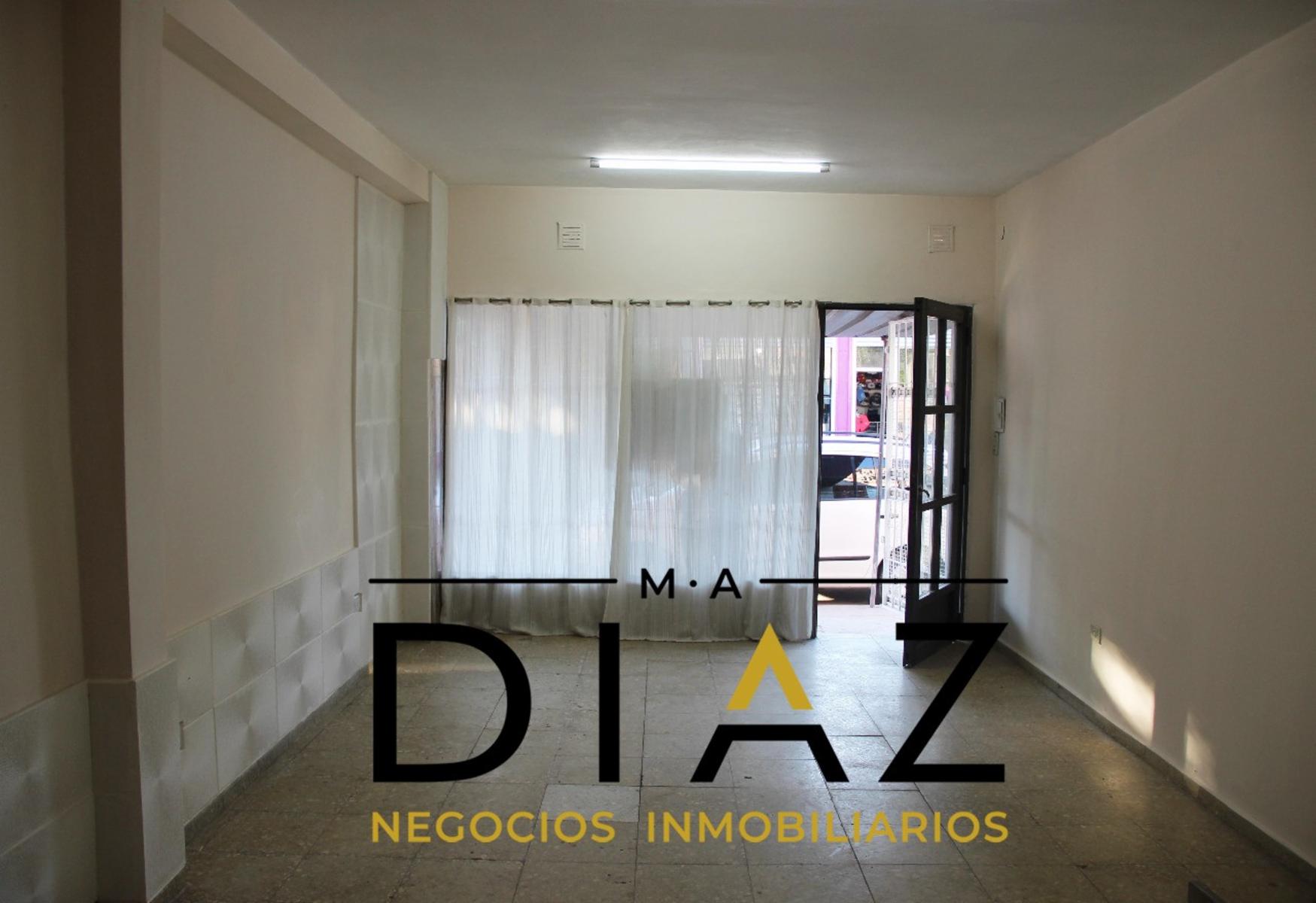 Salón Comercial en la calle Antártida Argentina - 3