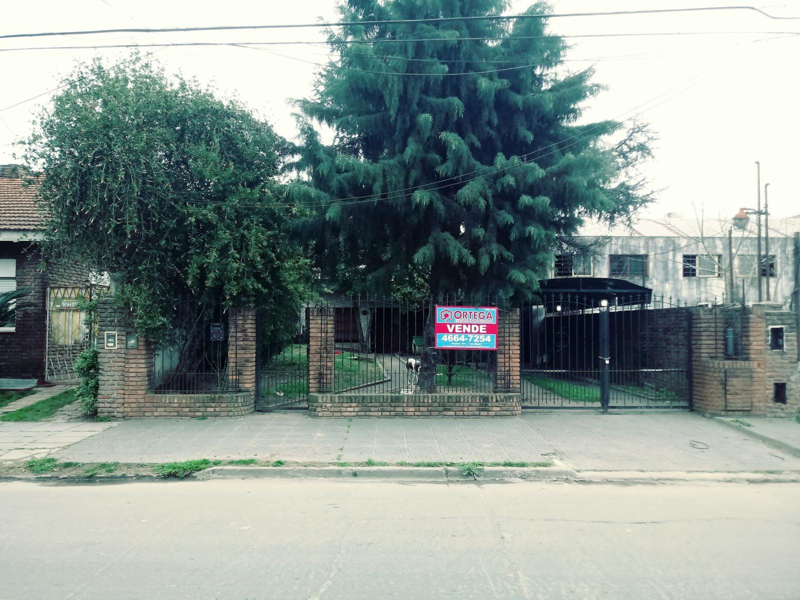 Casa con excelente lote