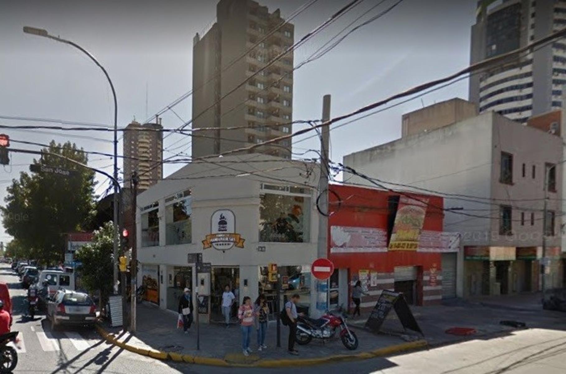 PROPIEDAD CÉNTRICA SOBRE AV PERÓN, ÚNICA ESQUINA EN VENTA