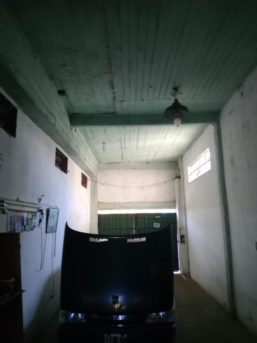 VENTA de propiedad 2 galpones, casa al fondo, mas amplio departamento 4 ambientes con terraza en primer piso - 5