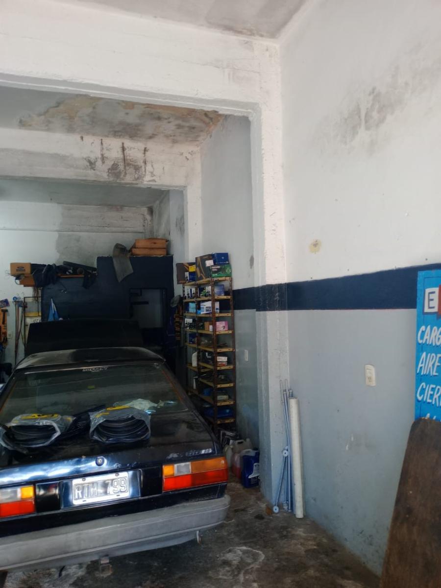 VENTA de propiedad 2 galpones, casa al fondo, mas amplio departamento 4 ambientes con terraza en primer piso - 7