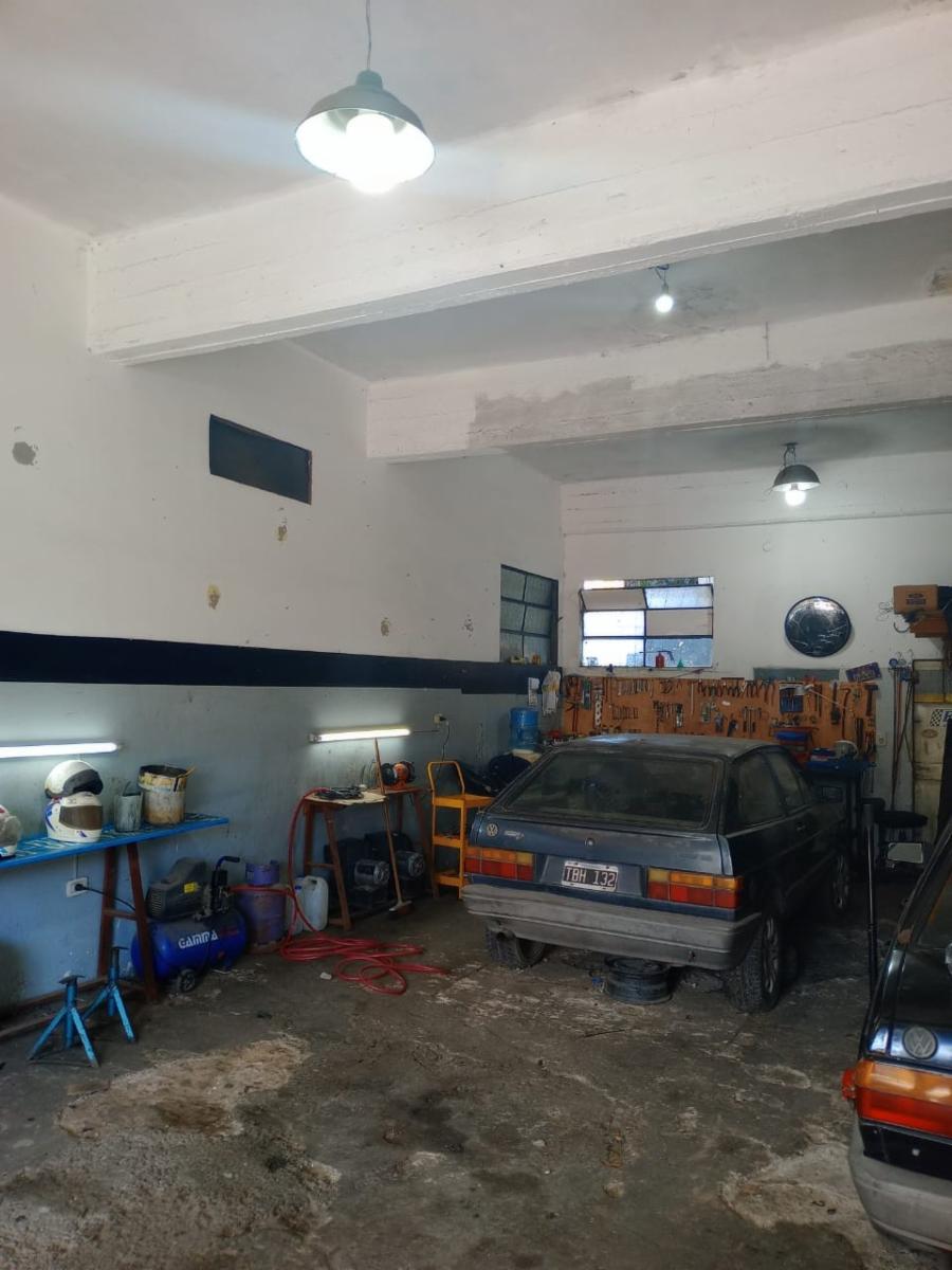VENTA de propiedad 2 galpones, casa al fondo, mas amplio departamento 4 ambientes con terraza en primer piso - 8