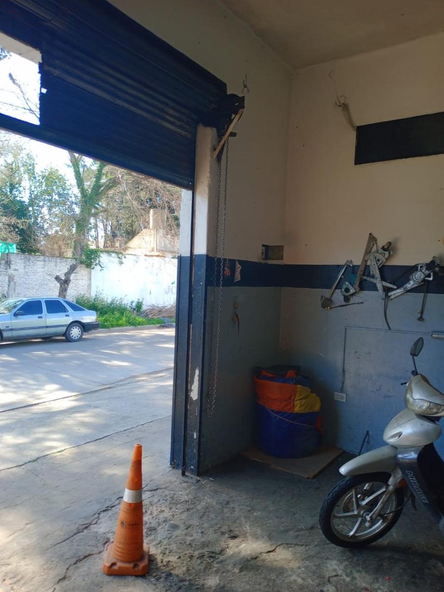 VENTA de propiedad 2 galpones, casa al fondo, mas amplio departamento 4 ambientes con terraza en primer piso - 15