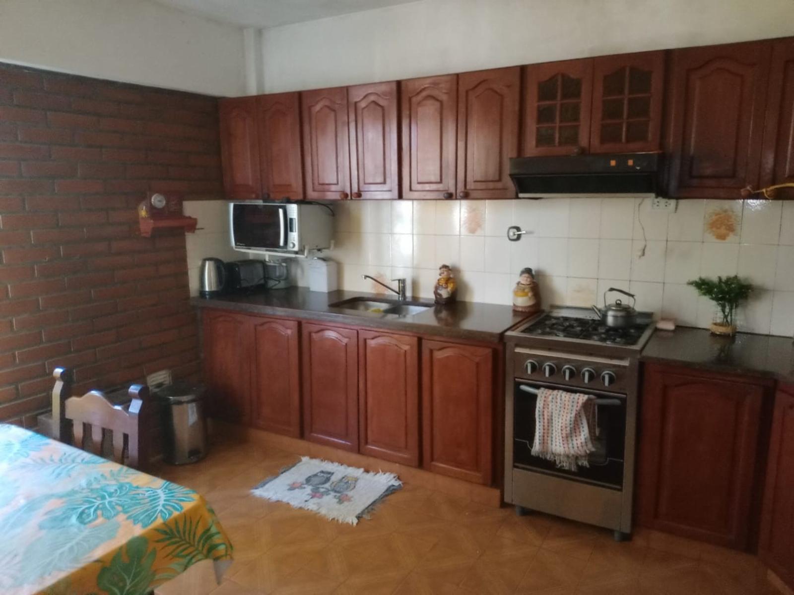 VENTA de propiedad 2 galpones, casa al fondo, mas amplio departamento 4 ambientes con terraza en primer piso - 17