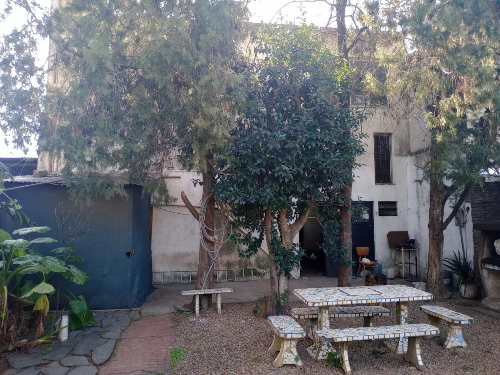 VENTA de propiedad 2 galpones, casa al fondo, mas amplio departamento 4 ambientes con terraza en primer piso - 21