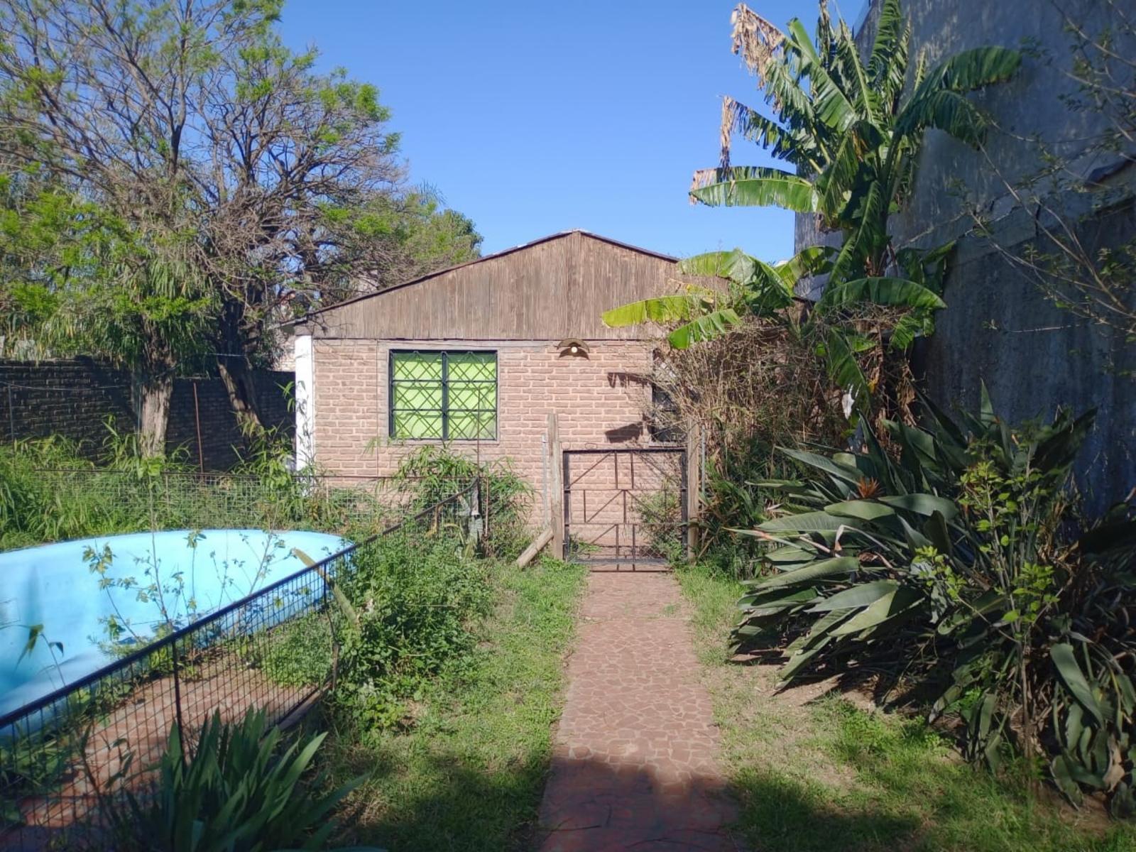VENTA de propiedad 2 galpones, casa al fondo, mas amplio departamento 4 ambientes con terraza en primer piso - 23