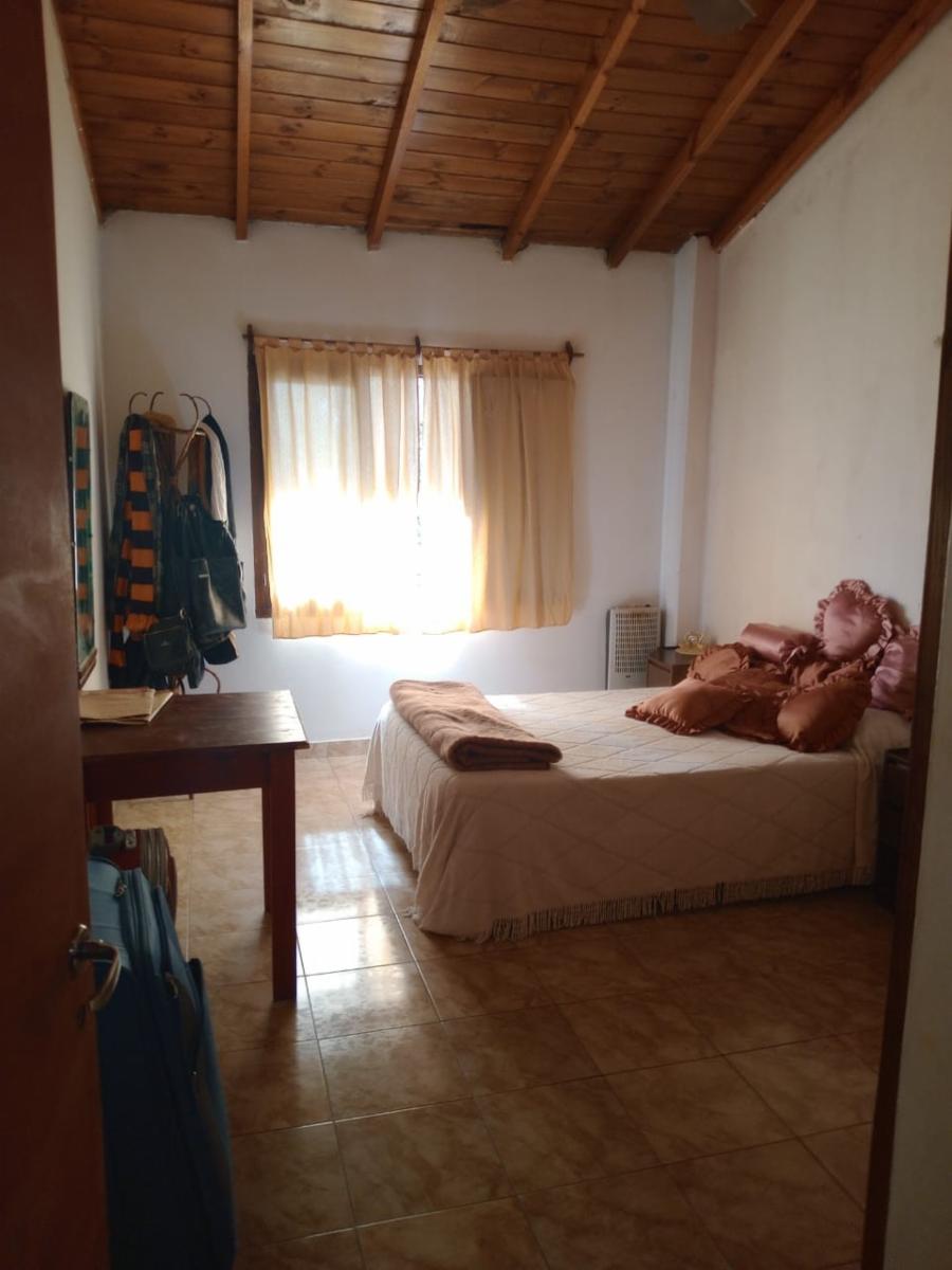 VENTA de propiedad 2 galpones, casa al fondo, mas amplio departamento 4 ambientes con terraza en primer piso - 24