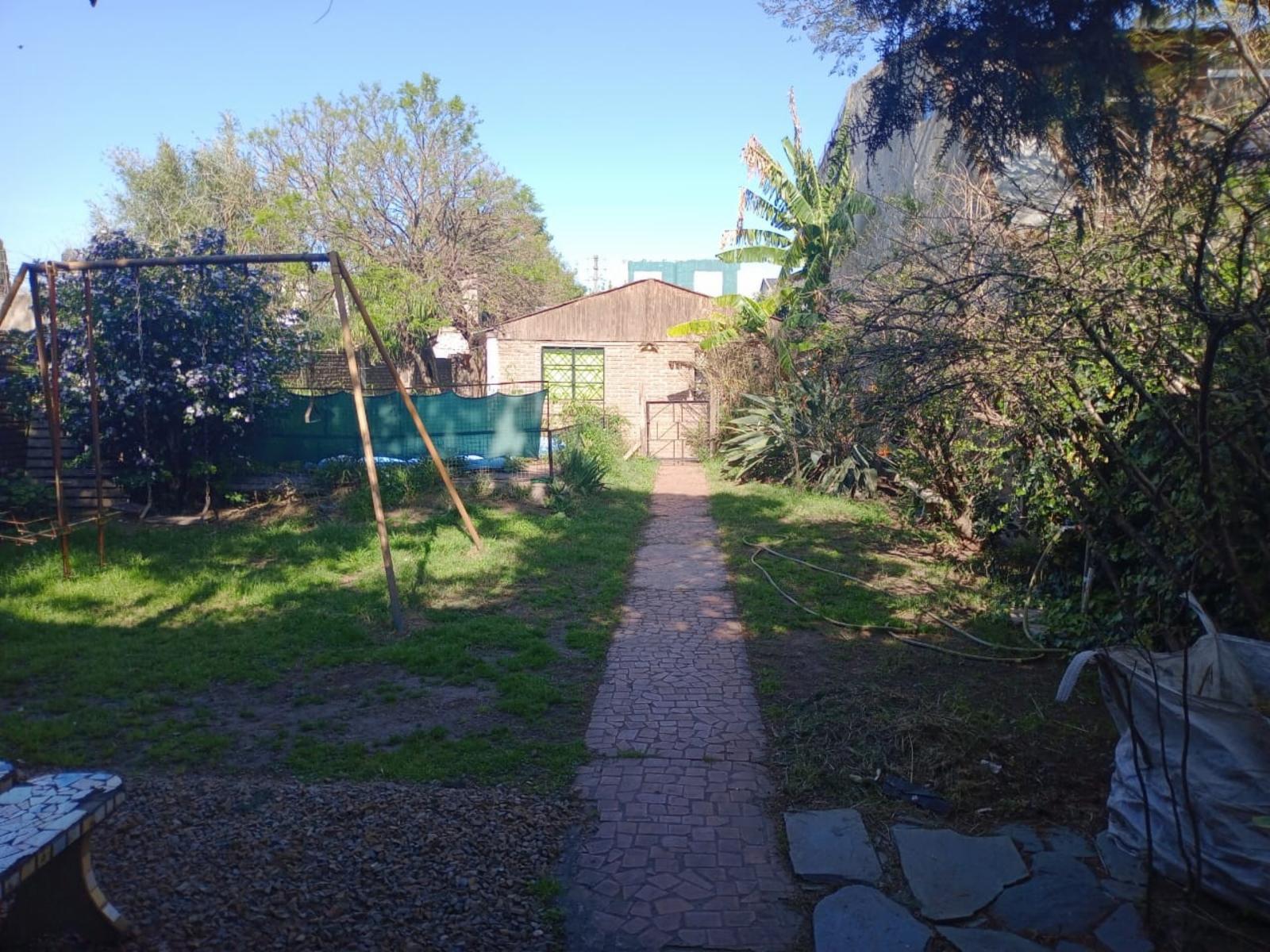 VENTA de propiedad 2 galpones, casa al fondo, mas amplio departamento 4 ambientes con terraza en primer piso - 26