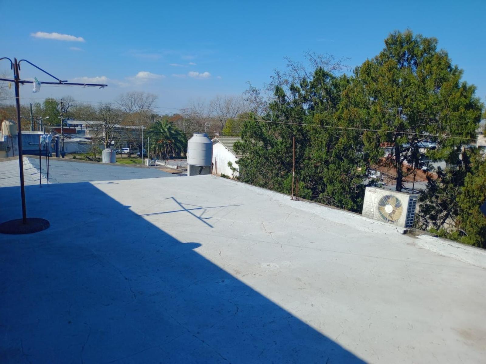 VENTA de propiedad 2 galpones, casa al fondo, mas amplio departamento 4 ambientes con terraza en primer piso - 27
