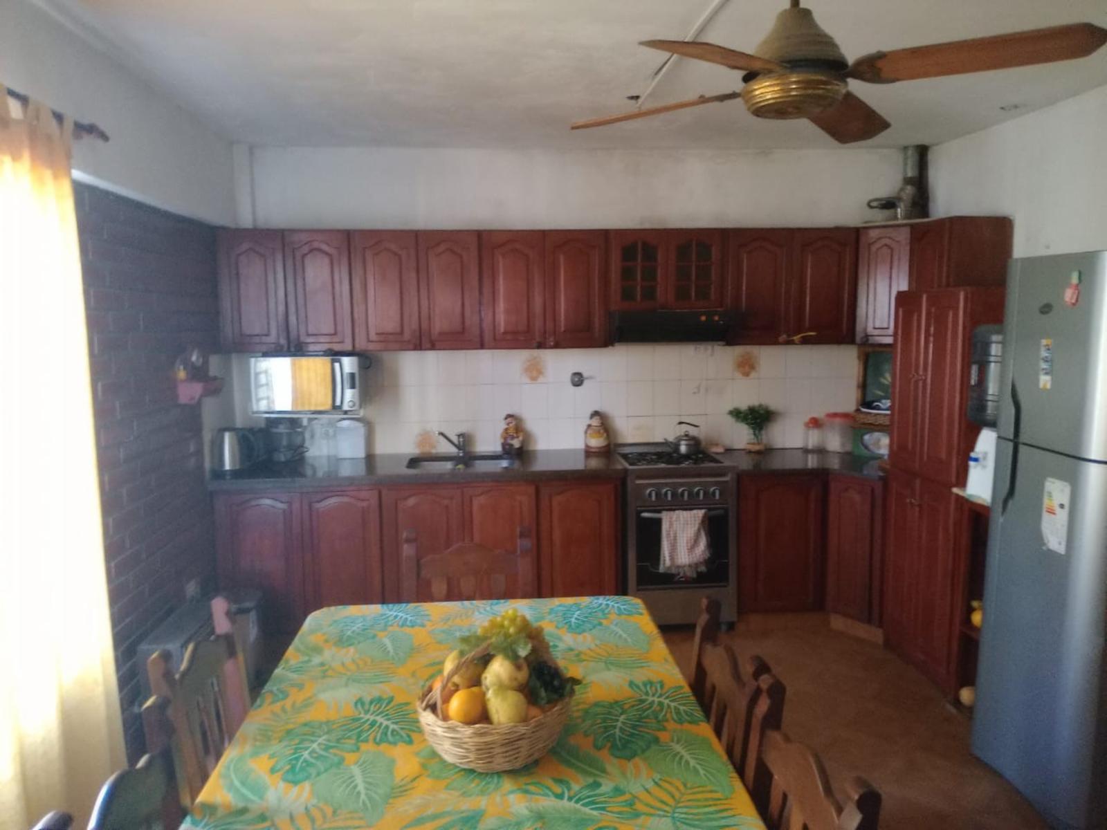 VENTA de propiedad 2 galpones, casa al fondo, mas amplio departamento 4 ambientes con terraza en primer piso - 30