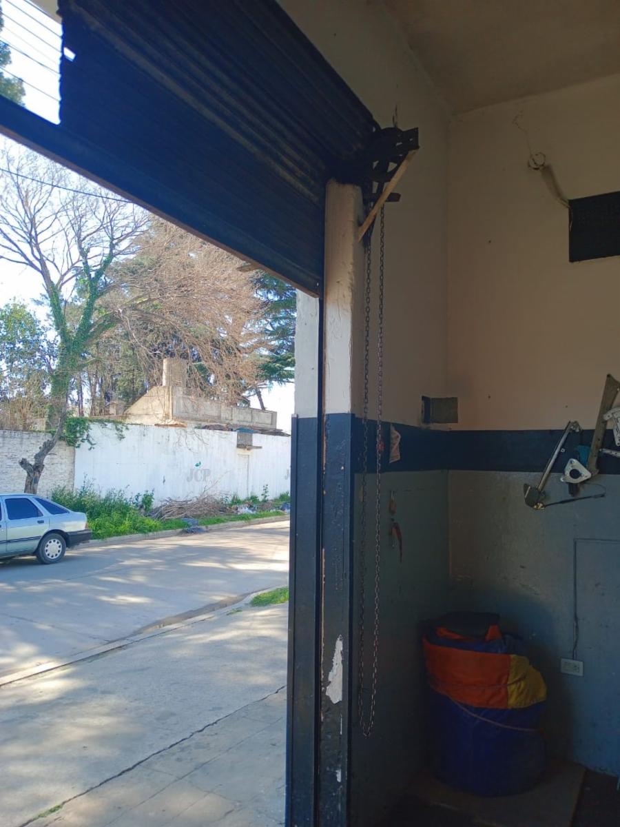 VENTA de propiedad 2 galpones, casa al fondo, mas amplio departamento 4 ambientes con terraza en primer piso - 31