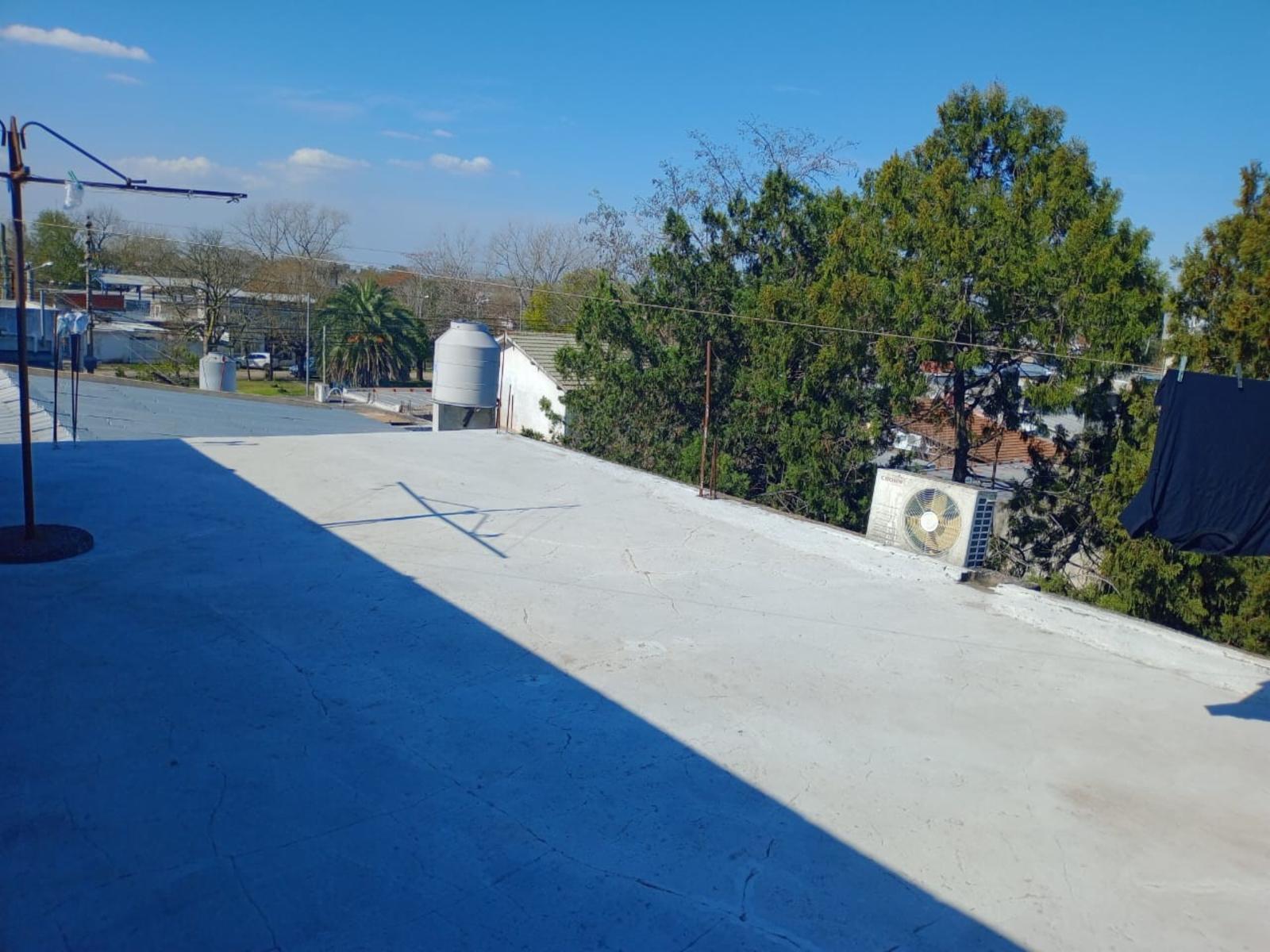 VENTA de propiedad 2 galpones, casa al fondo, mas amplio departamento 4 ambientes con terraza en primer piso - 32