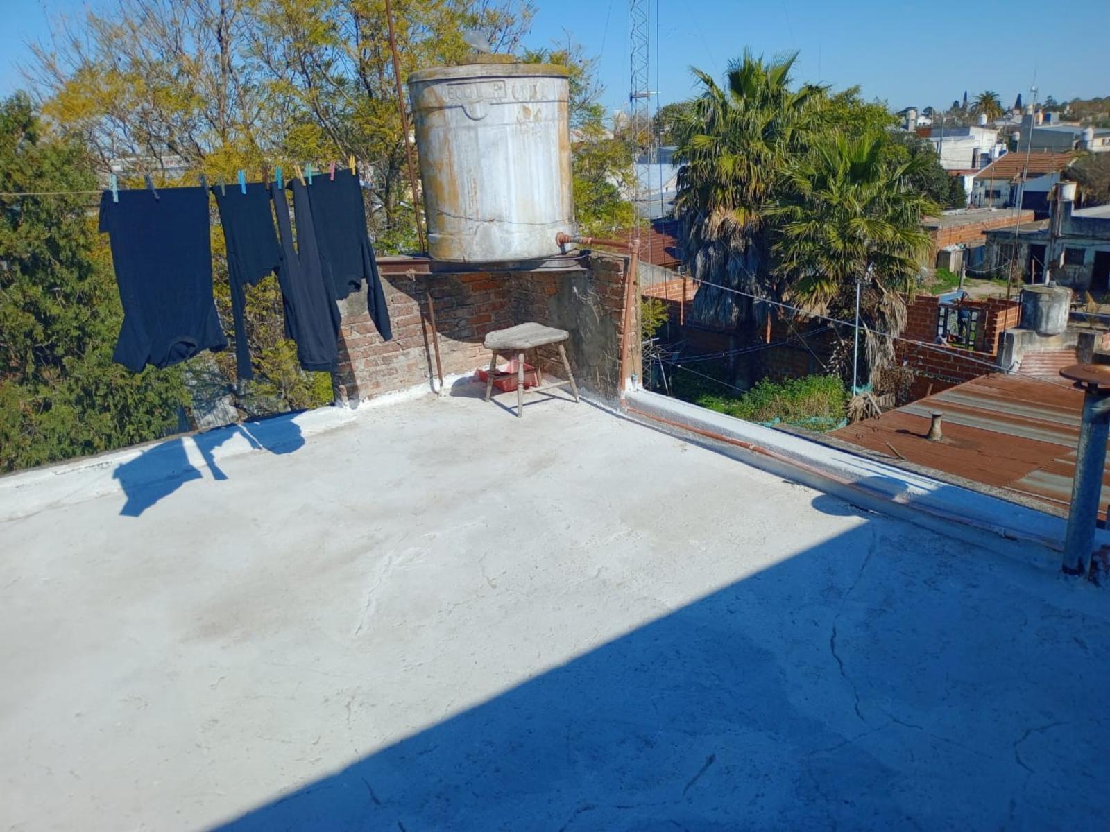 VENTA de propiedad 2 galpones, casa al fondo, mas amplio departamento 4 ambientes con terraza en primer piso - 33