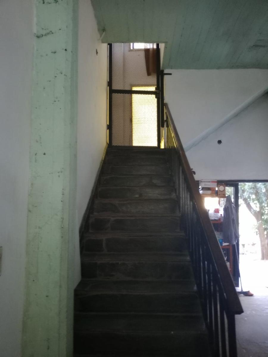 VENTA de propiedad 2 galpones, casa al fondo, mas amplio departamento 4 ambientes con terraza en primer piso - 34