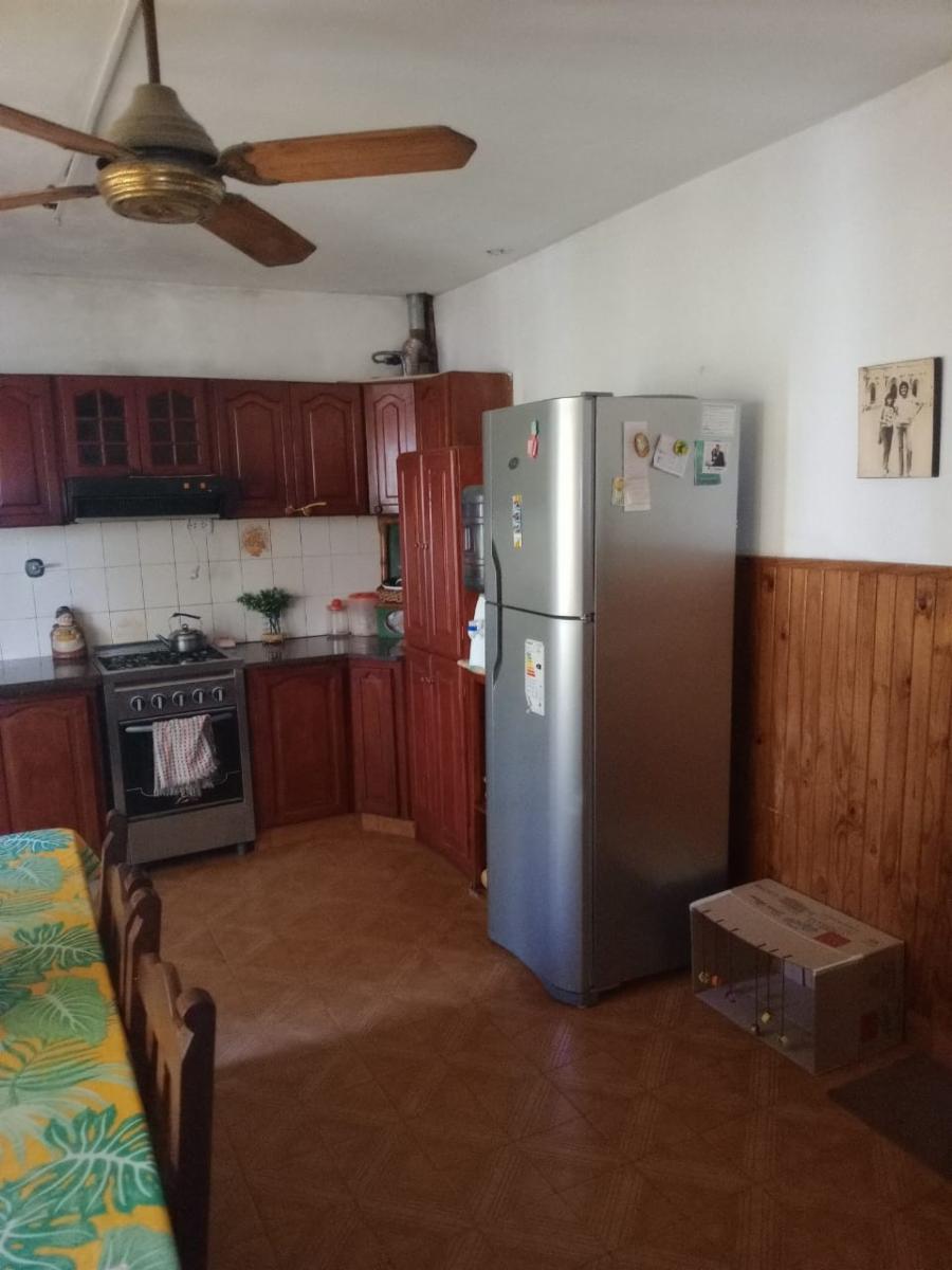 VENTA de propiedad 2 galpones, casa al fondo, mas amplio departamento 4 ambientes con terraza en primer piso - 42