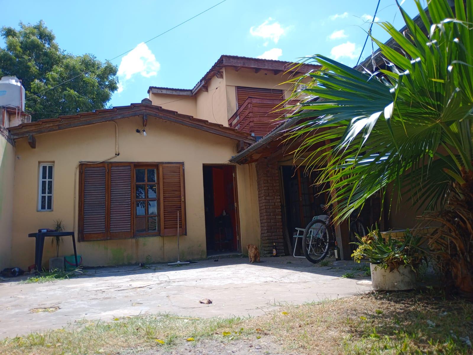 VENTA VENTA MUY BUENA ZONA Casa sobre amplio lote a metros de estación — foto 2