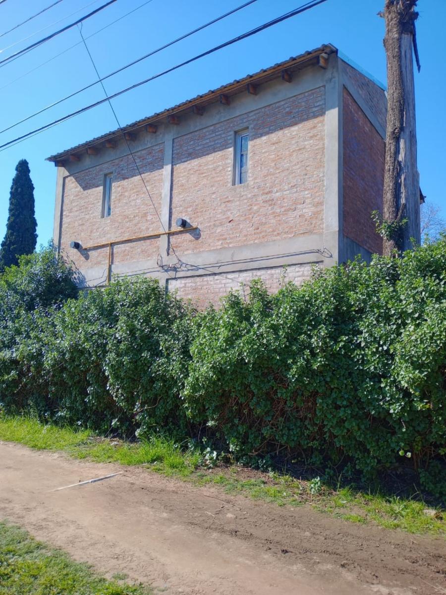 Casa en esquina con pileta, 2 dormitorios Muy buen estado