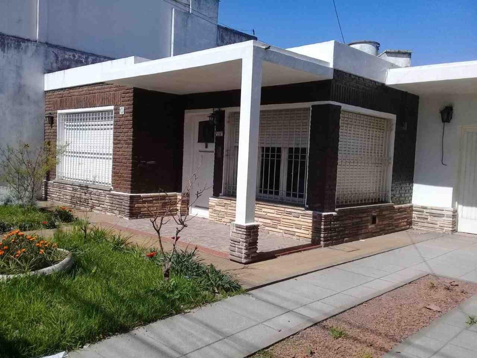 VENTA casa sobre Av Perón GRAN UBICACIÓN