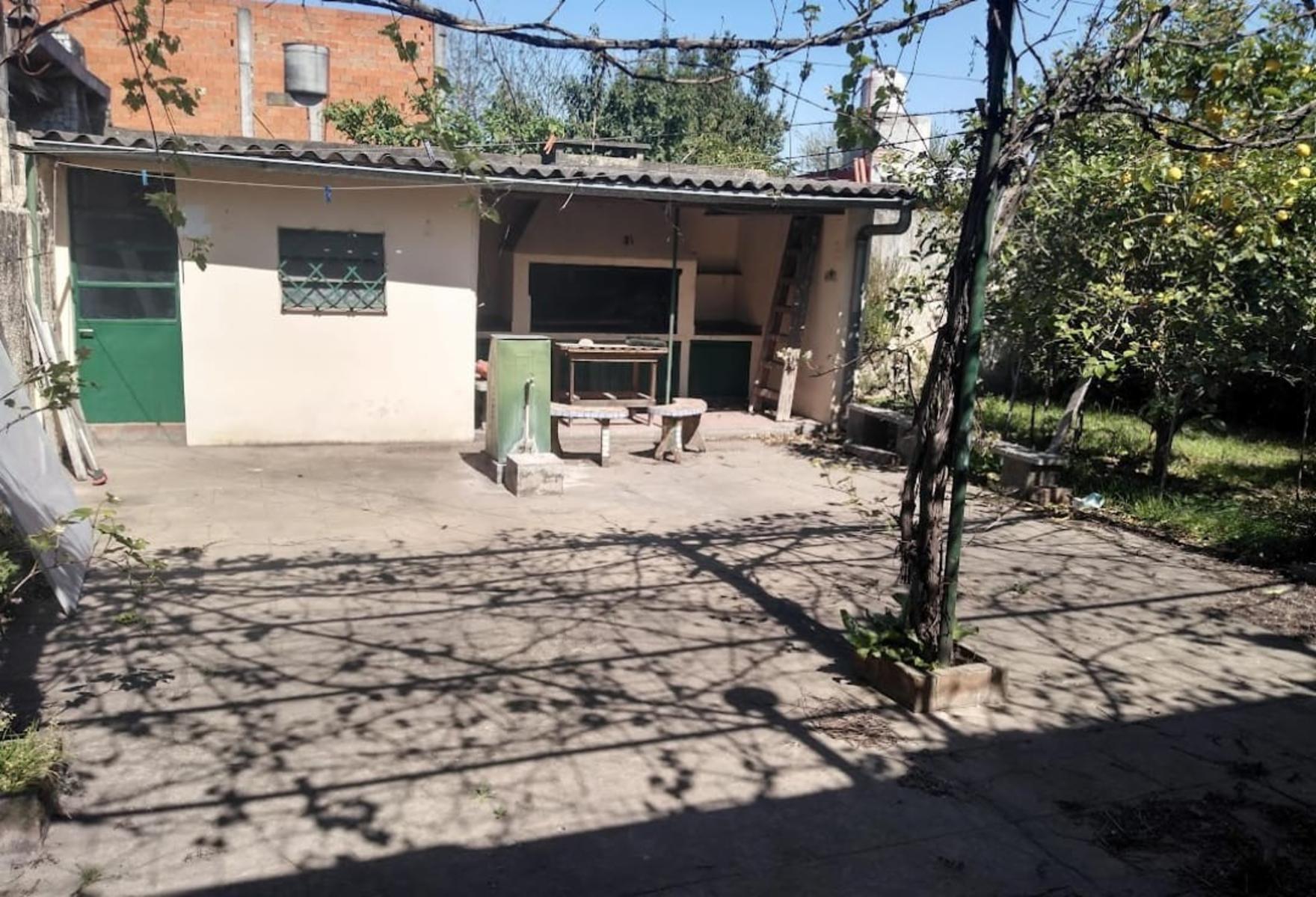 VENTA casa sobre Av Perón GRAN UBICACIÓN — foto 2