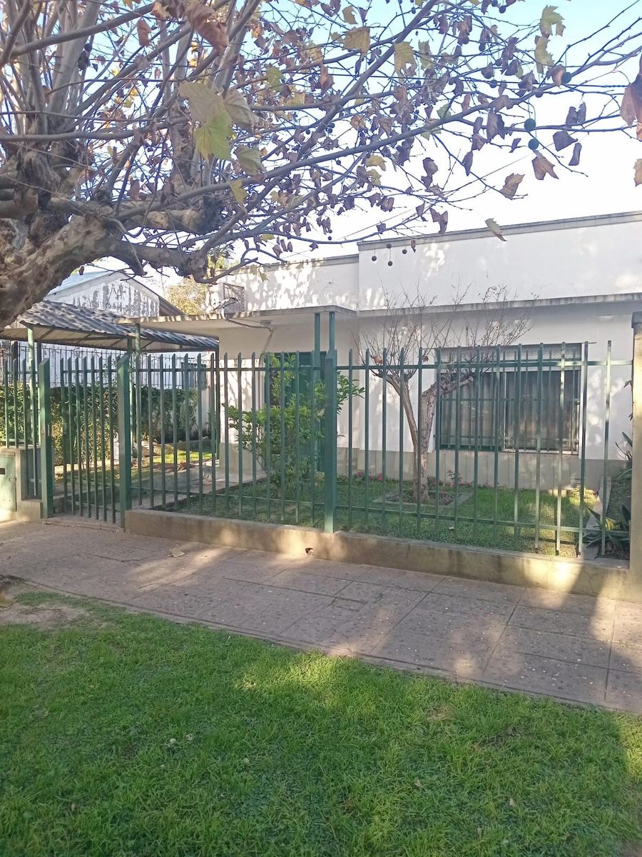Muy linda casa en venta en Parque Mattaldi 2 dormitorios + dependencia