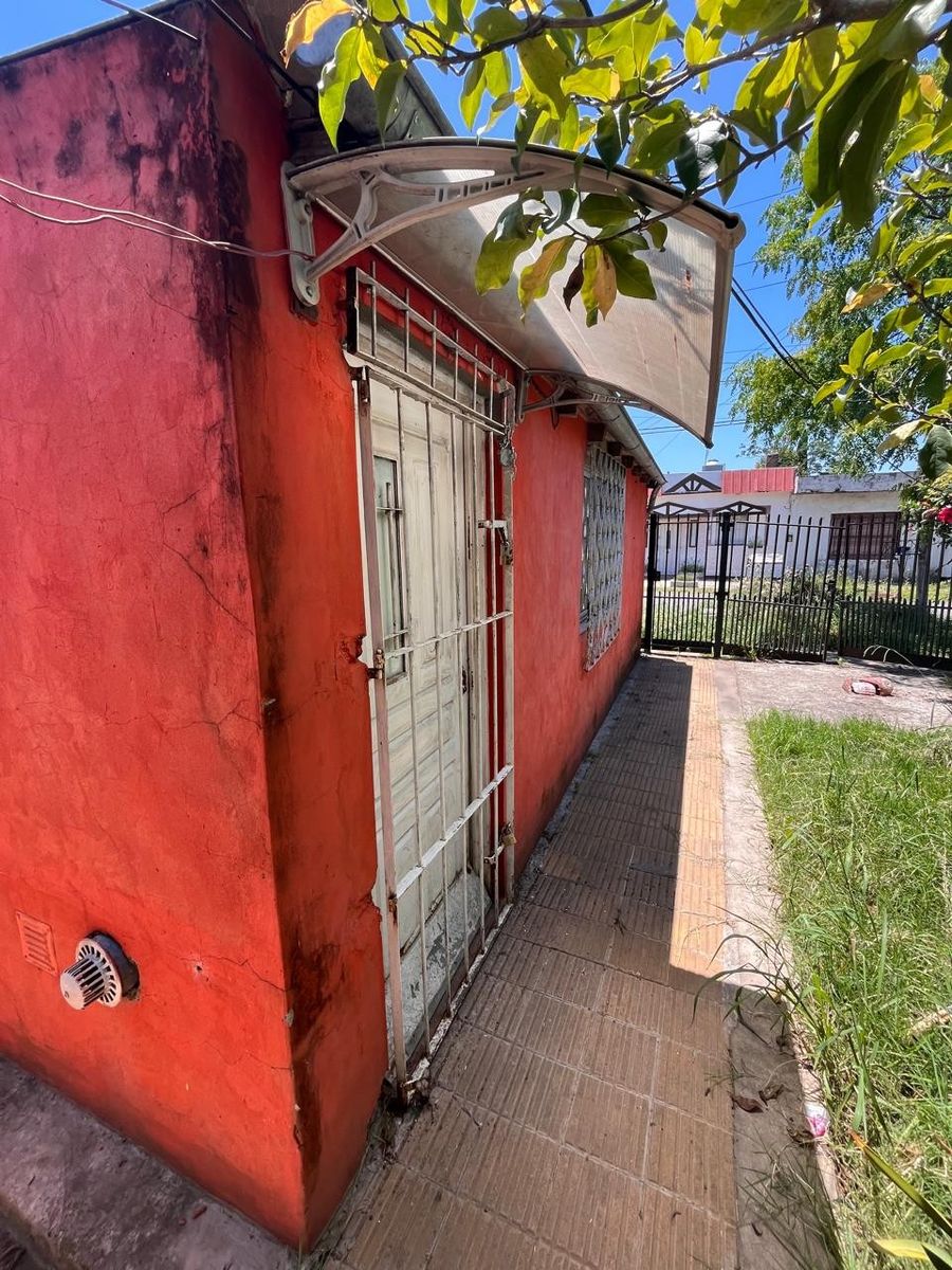 VENTA de casa a reciclar, sobre asfalto, zona Chile y Muñoz