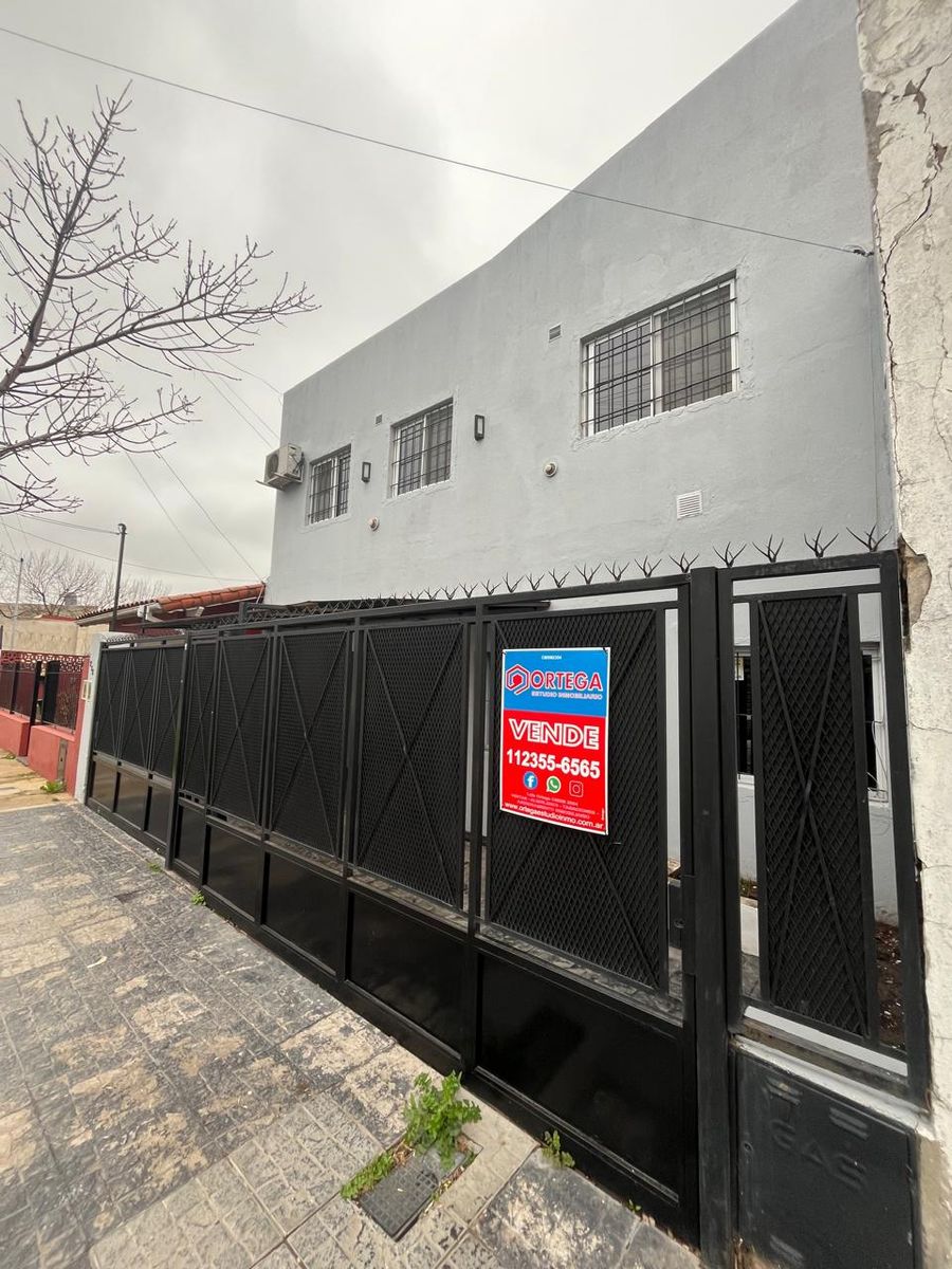 Venta muy linda casa Con Tres Dormitorios sobre Pedro Goyena MUÑIZ Posible Permuta - 1