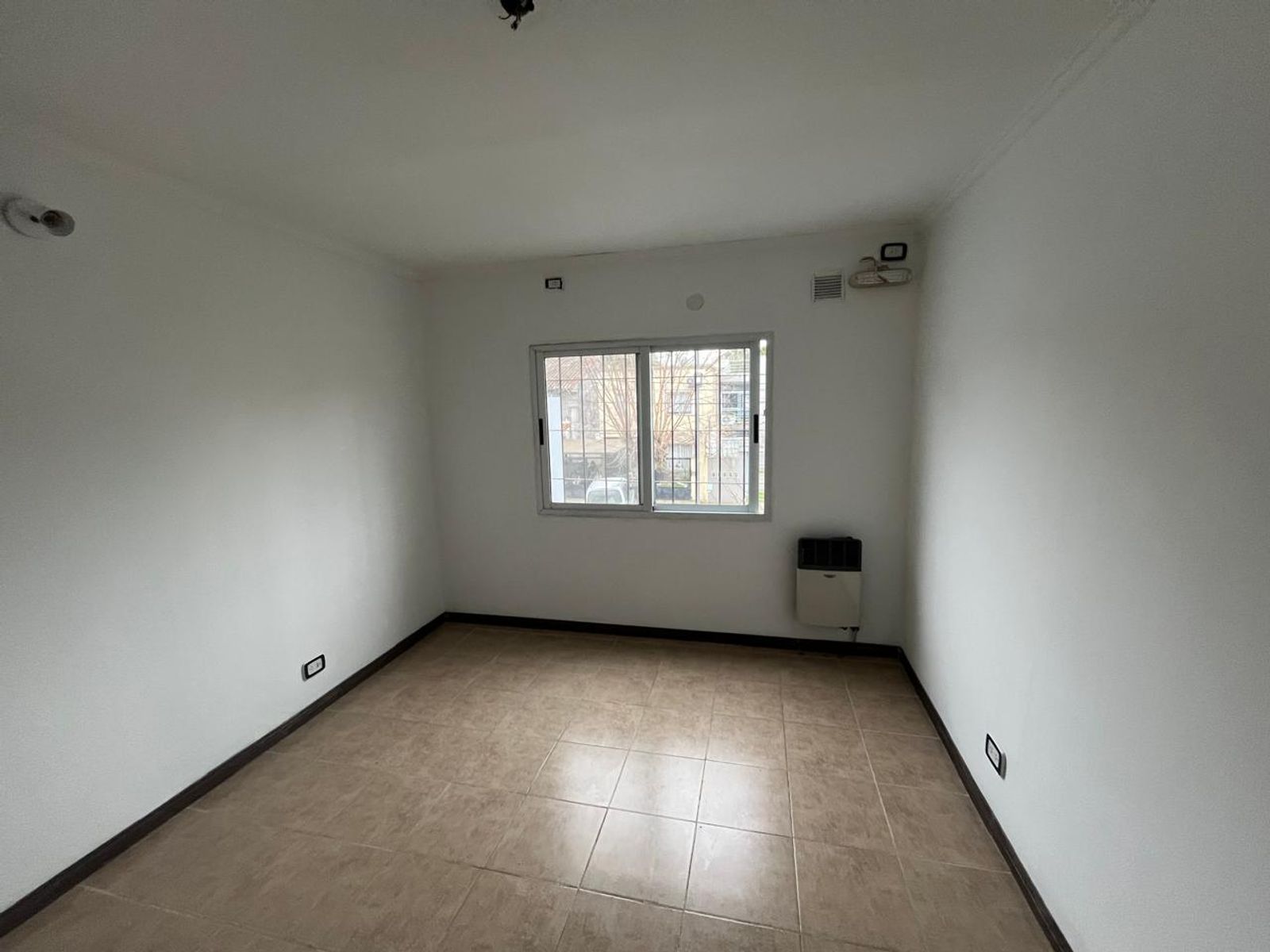 Venta muy linda casa Con Tres Dormitorios sobre Pedro Goyena MUÑIZ Posible Permuta - 9