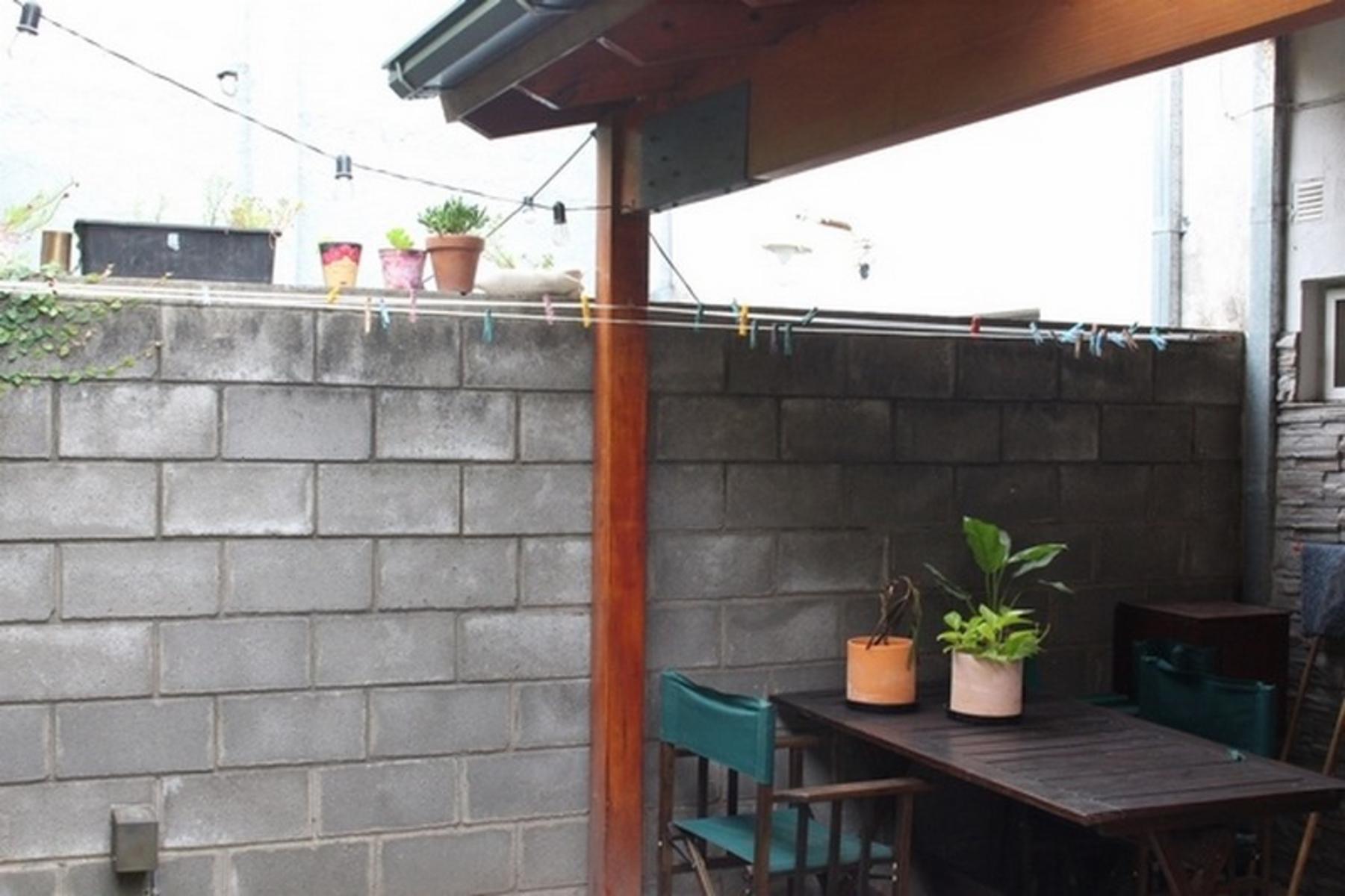 HERMOSO DUPLEX EN VILLA SARMIENTO SOBRE COLECTORA SUR MUY BIEN AMBIENTADO 5 MTS. DE ANCHO, CONSTRUCCION DE PRIMERA CATEGORIA, — foto 3