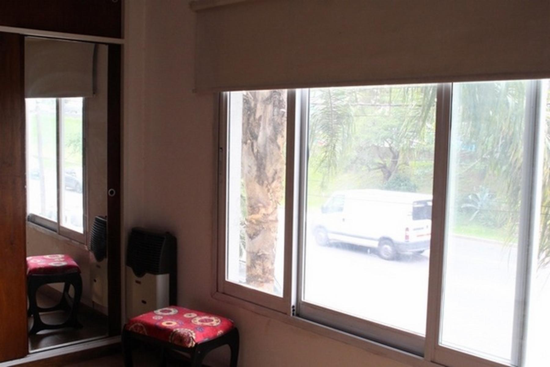 HERMOSO DUPLEX EN VILLA SARMIENTO SOBRE COLECTORA SUR MUY BIEN AMBIENTADO 5 MTS. DE ANCHO, CONSTRUCCION DE PRIMERA CATEGORIA, — foto 5