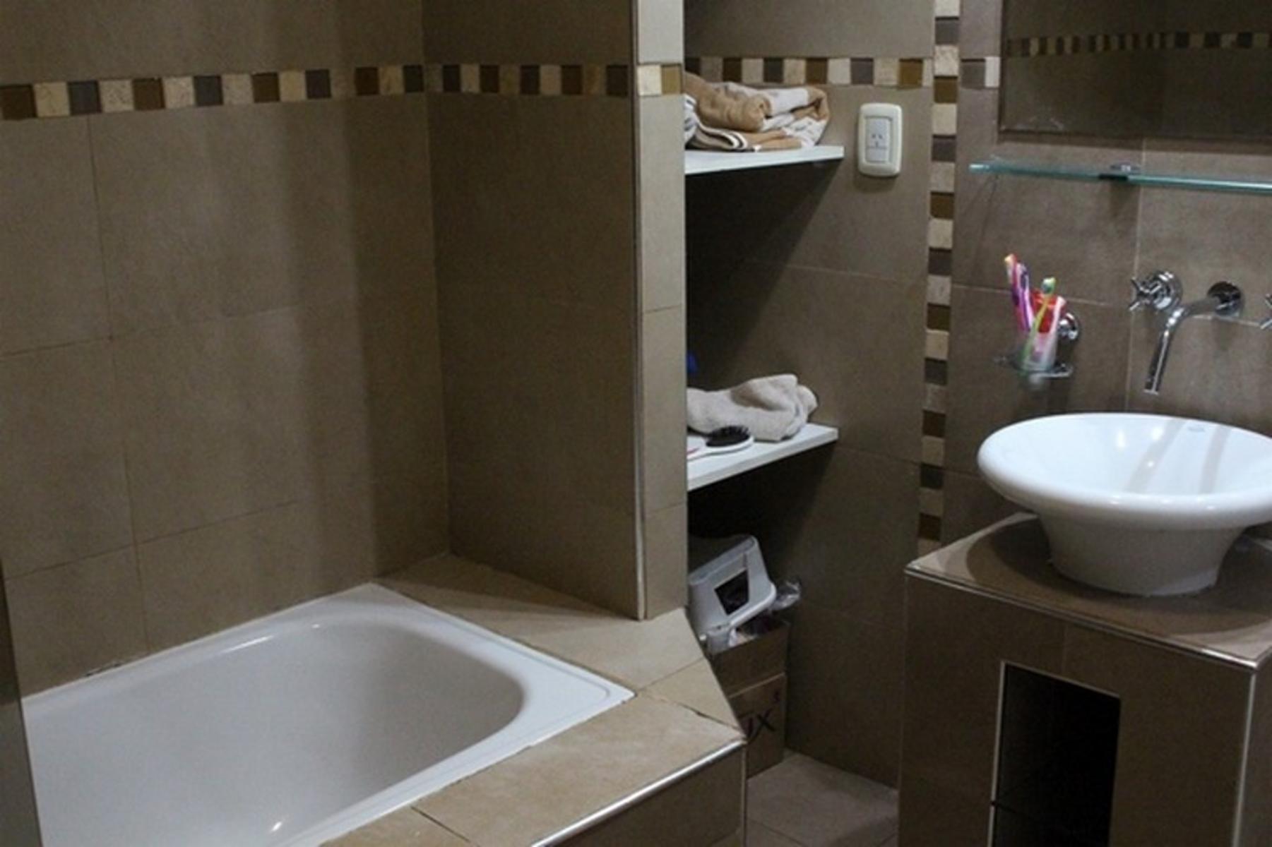 HERMOSO DUPLEX EN VILLA SARMIENTO SOBRE COLECTORA SUR MUY BIEN AMBIENTADO 5 MTS. DE ANCHO, CONSTRUCCION DE PRIMERA CATEGORIA, — foto 6