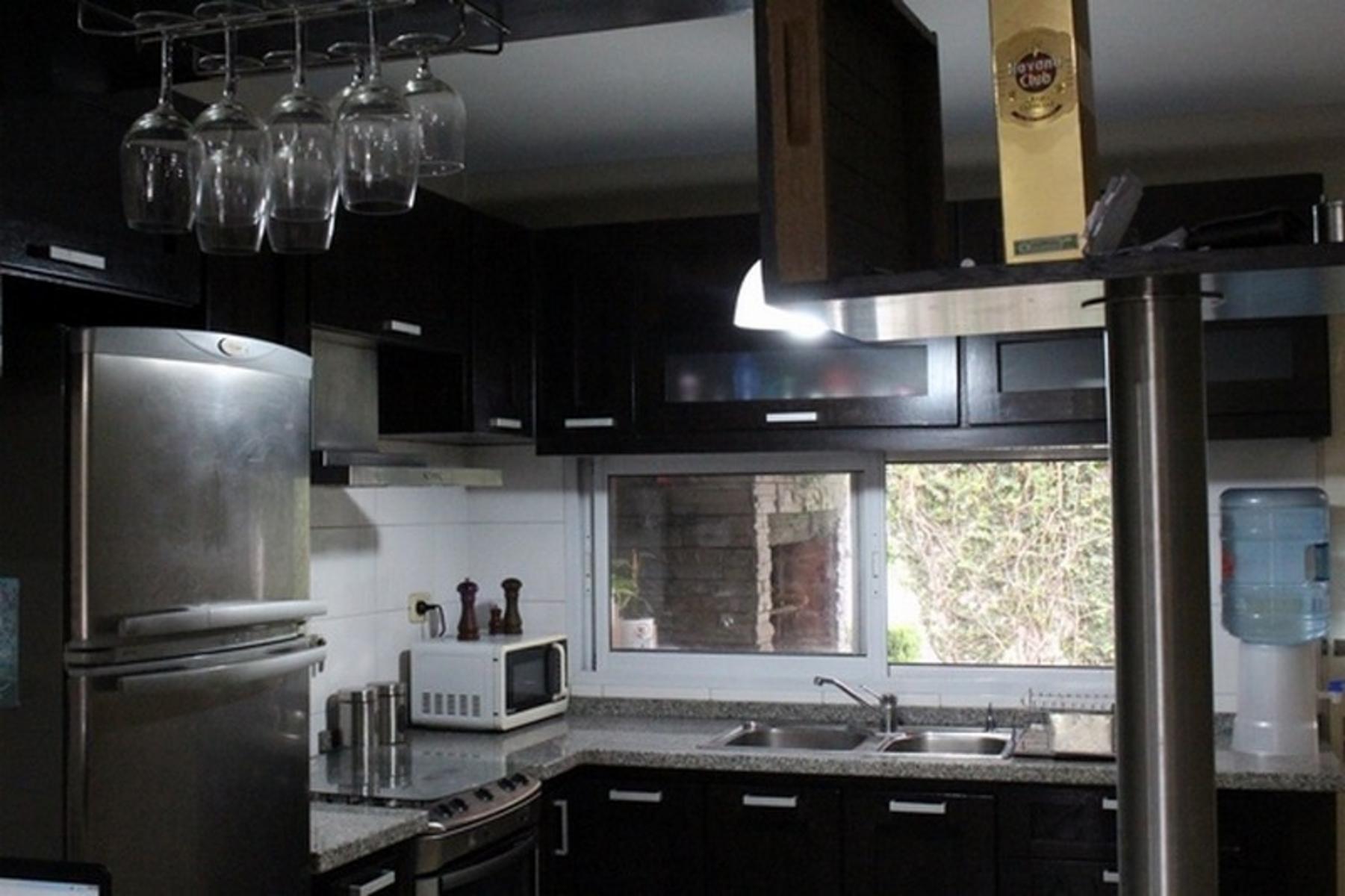 HERMOSO DUPLEX EN VILLA SARMIENTO SOBRE COLECTORA SUR MUY BIEN AMBIENTADO 5 MTS. DE ANCHO, CONSTRUCCION DE PRIMERA CATEGORIA, — foto 12